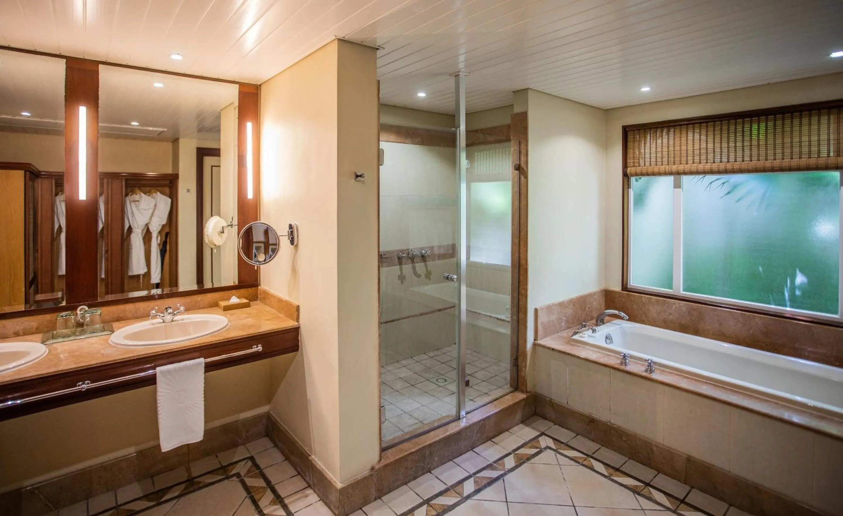Shower in Paradis Beachcomber Golf Resort & Spa