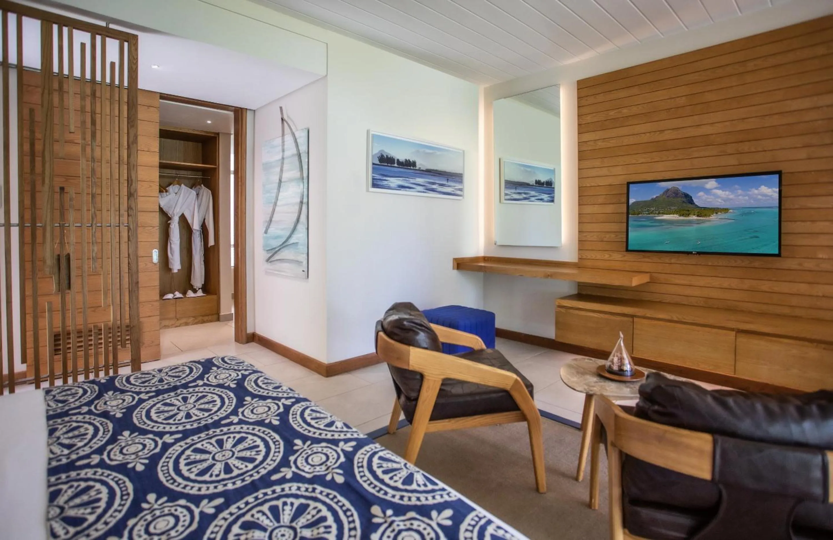 Bed in Paradis Beachcomber Golf Resort & Spa