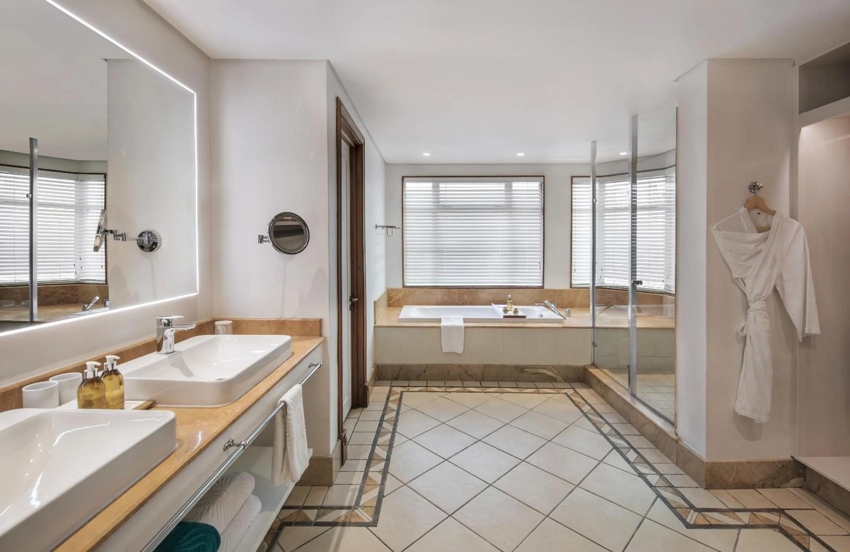 Shower in Paradis Beachcomber Golf Resort & Spa