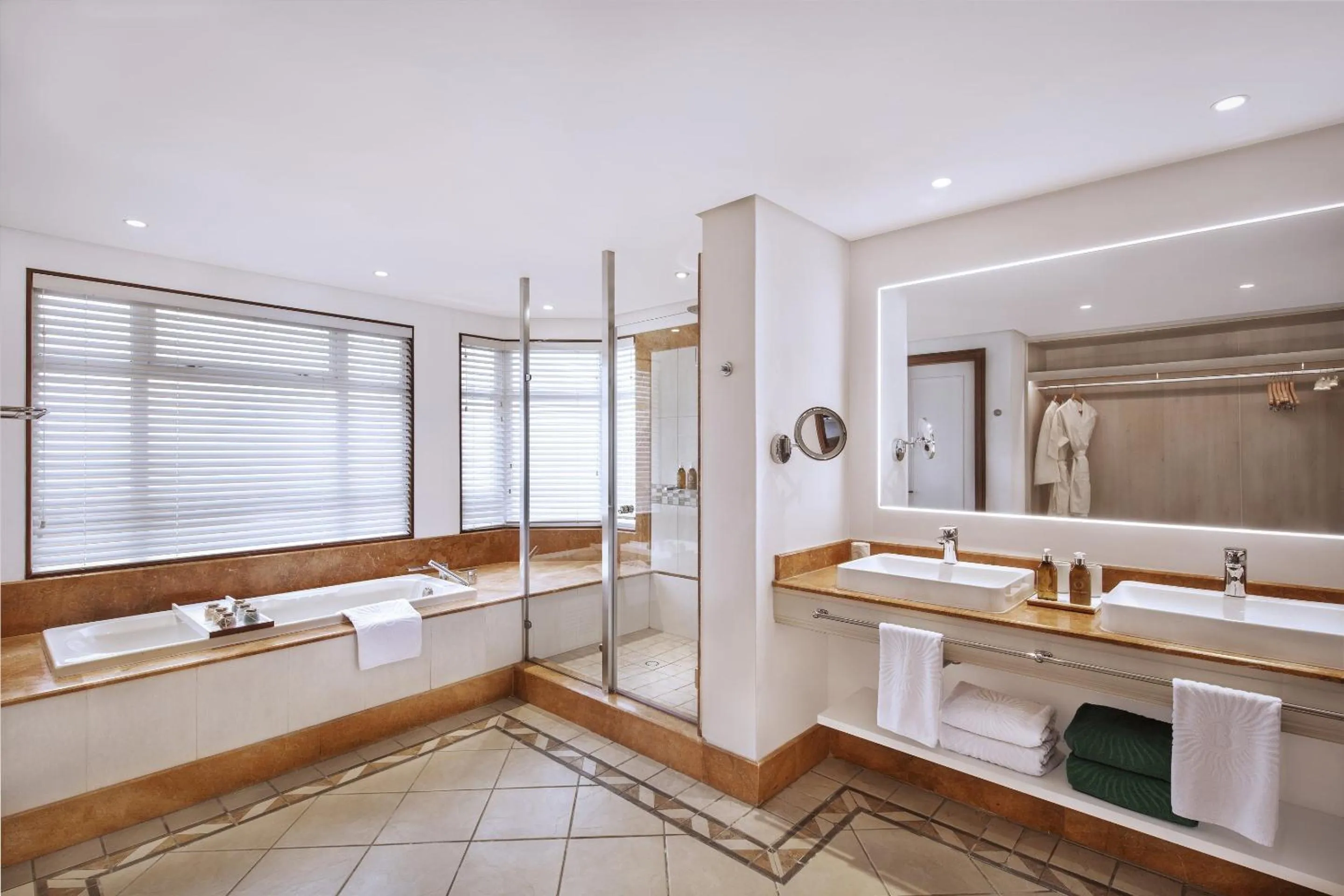 Shower in Paradis Beachcomber Golf Resort & Spa