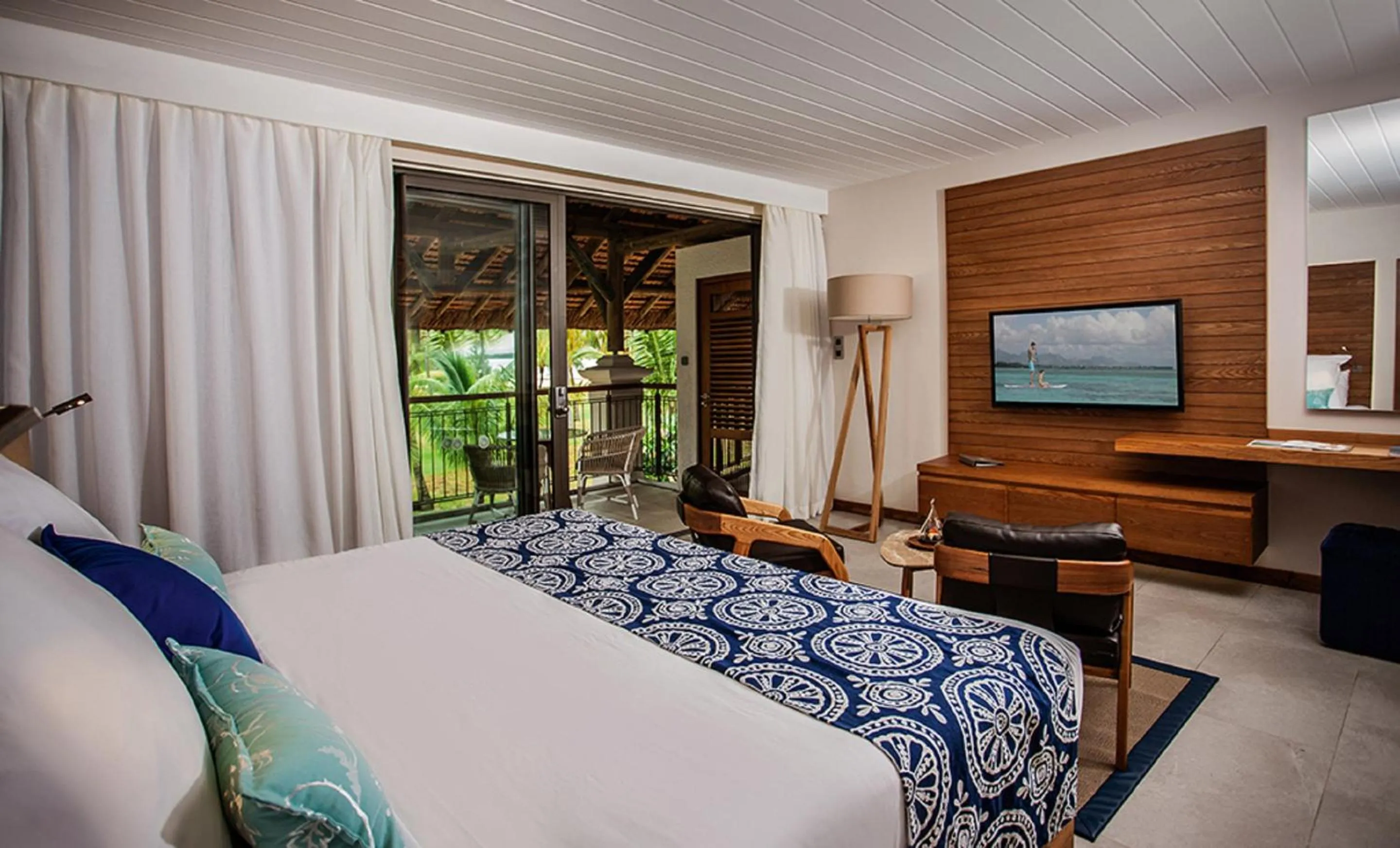 Bed in Paradis Beachcomber Golf Resort & Spa