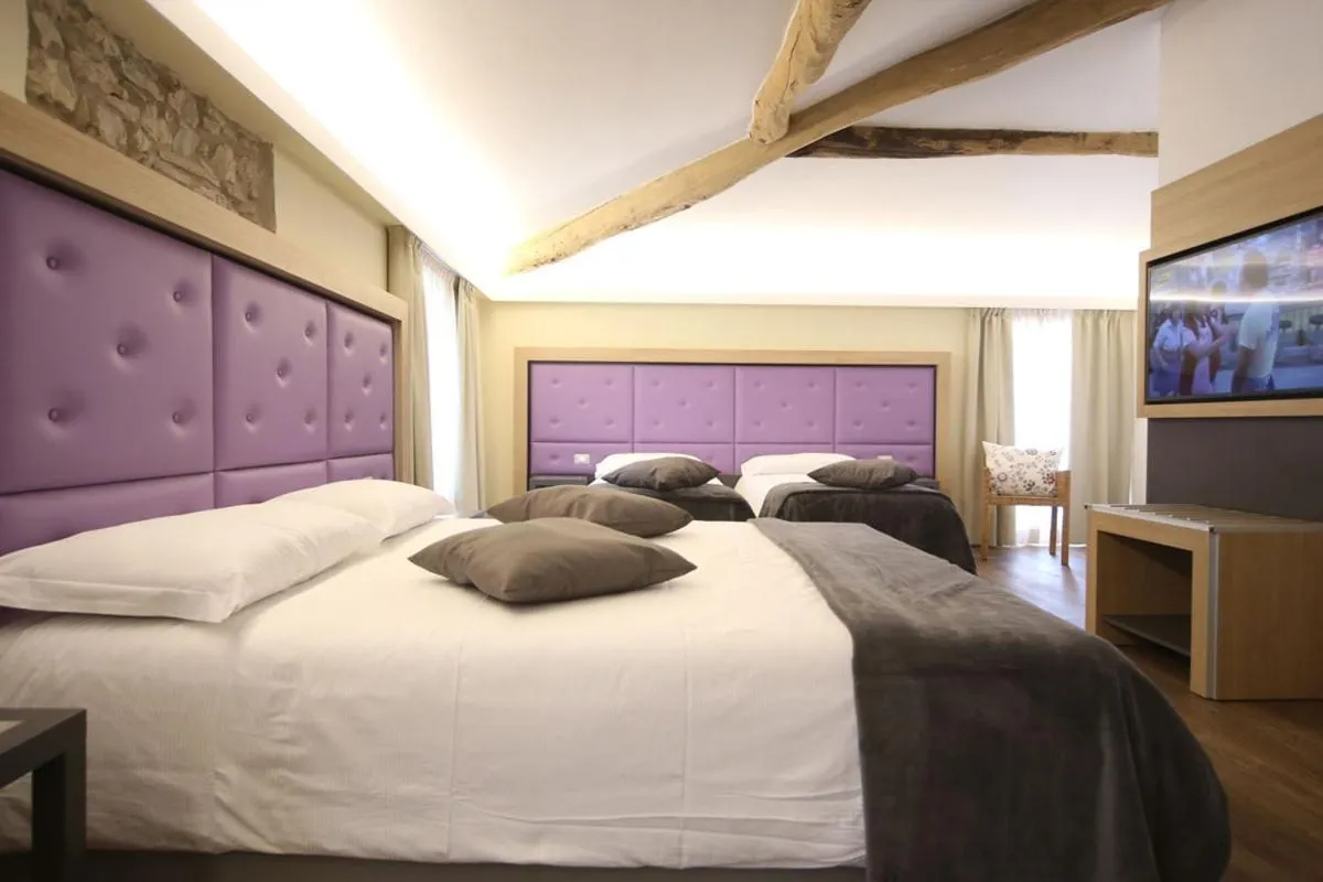 Photo of the whole room, Bed in Hotel Corona