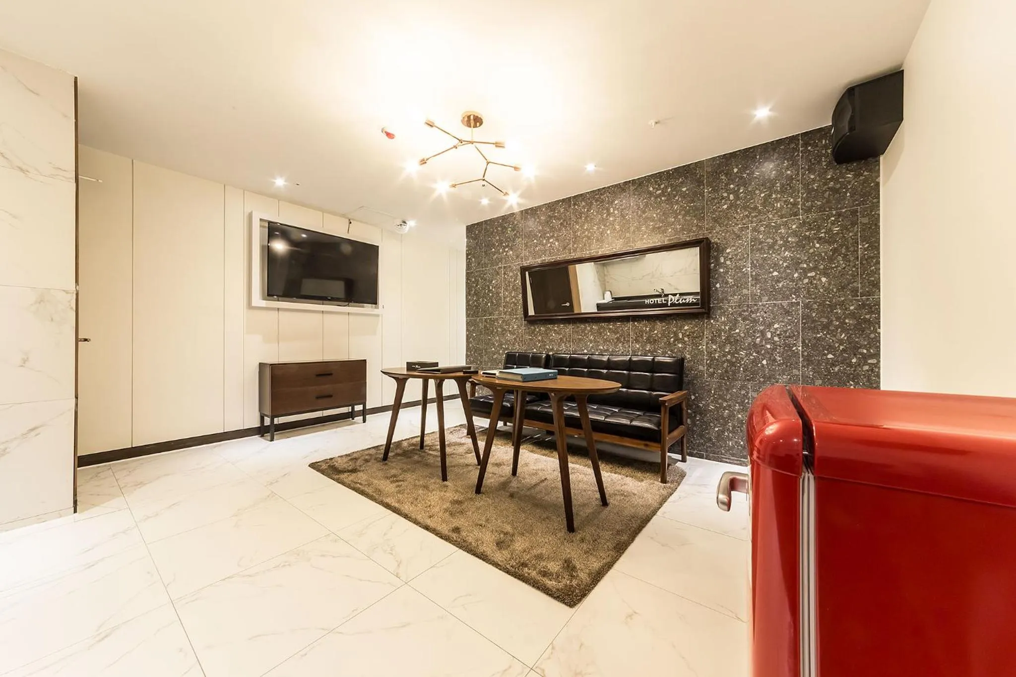 Living room in Plum Hotel