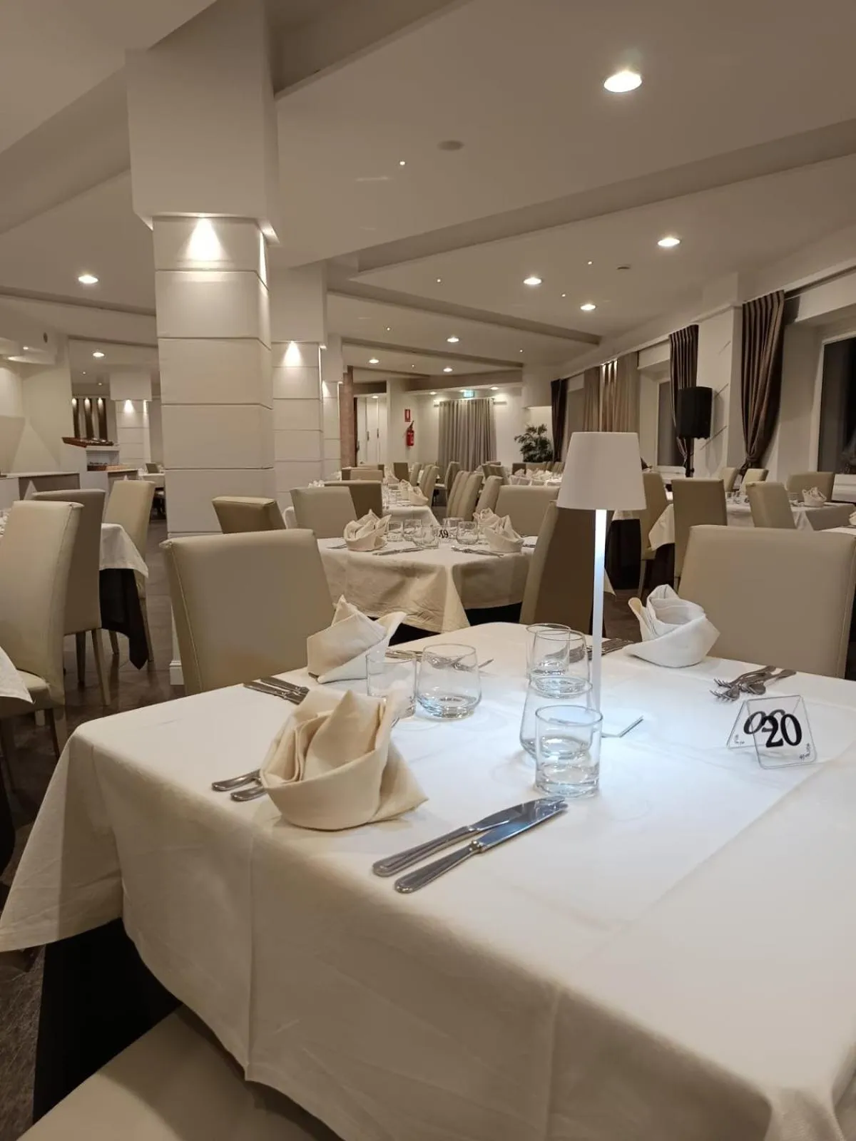 Restaurant/places to eat in Hotel Meranda