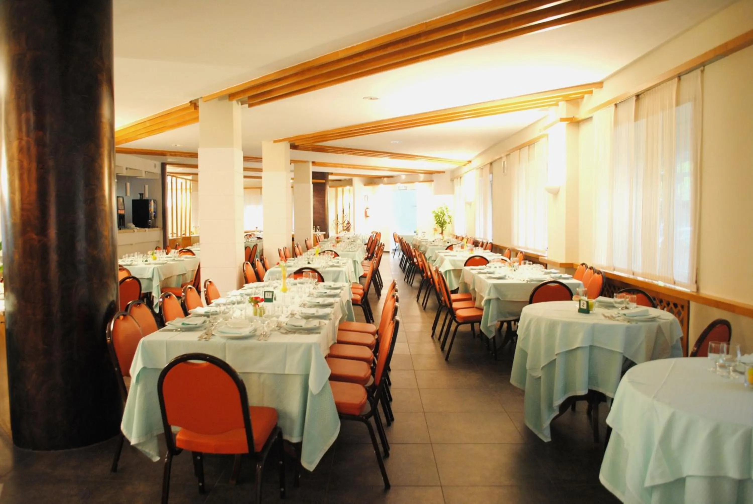 Restaurant/places to eat in Hotel Meranda