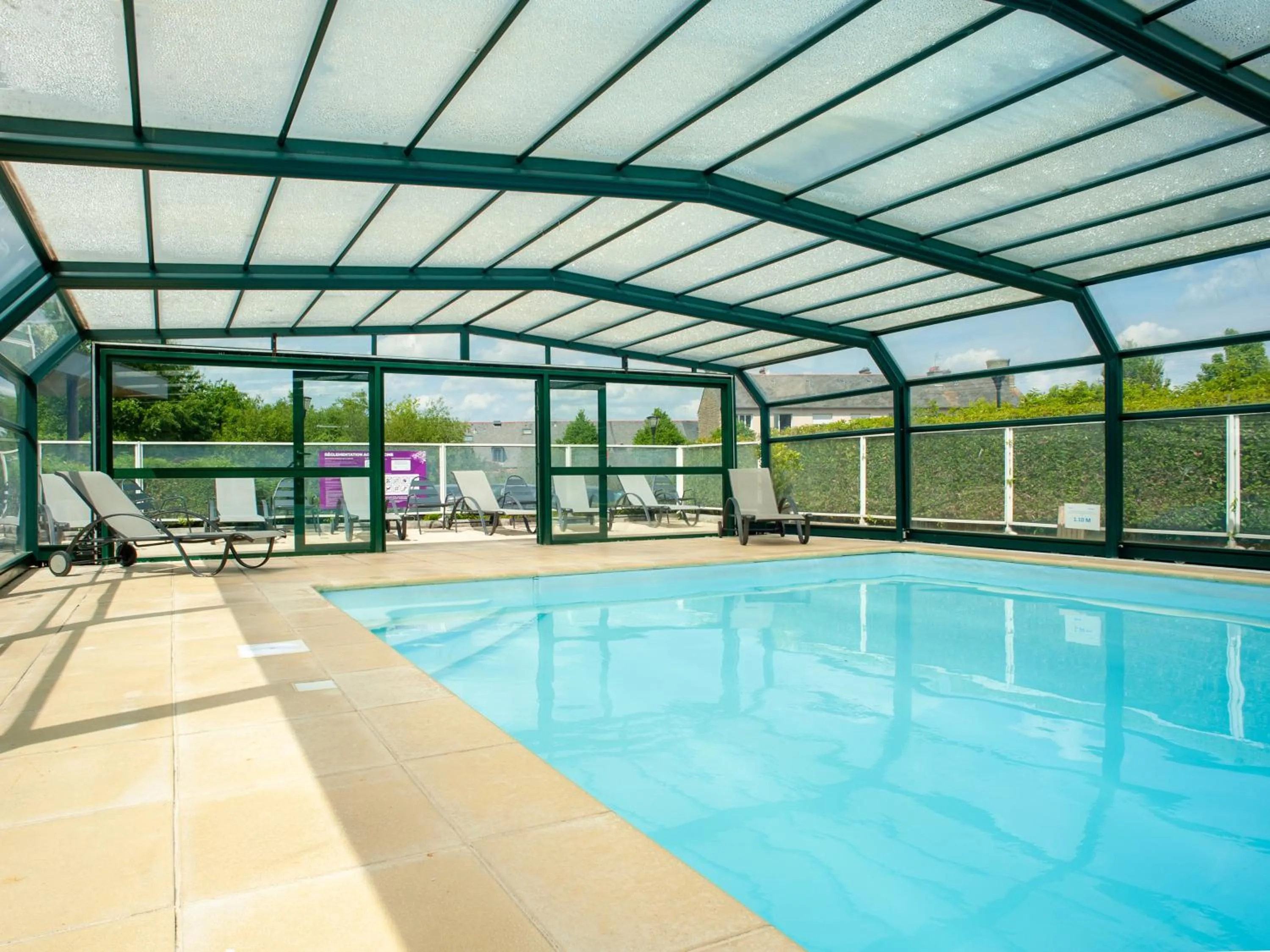 Swimming pool in Résidence Vacancéole - Duguesclin