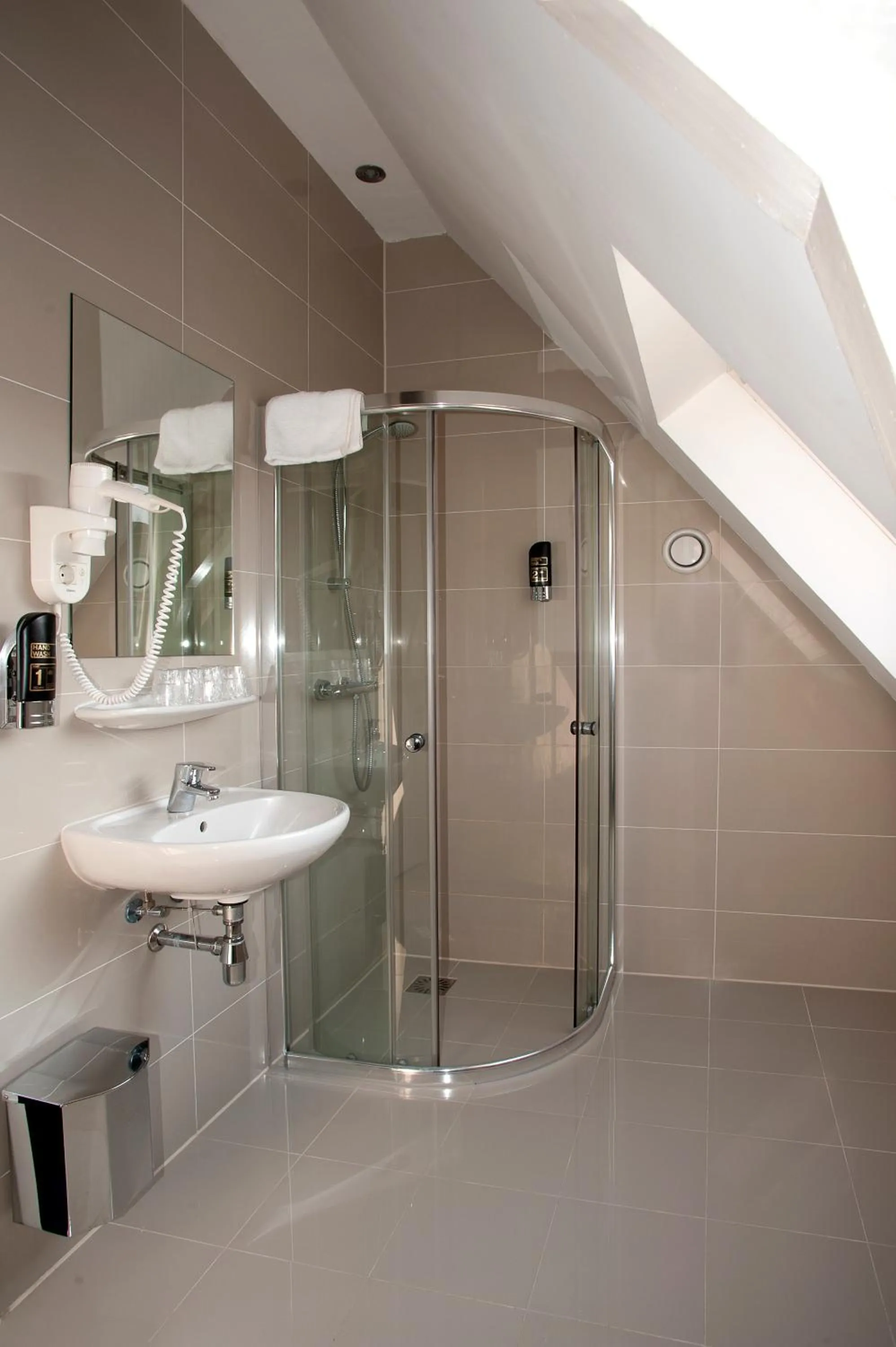 Shower in Hotel Iron Horse Amsterdam