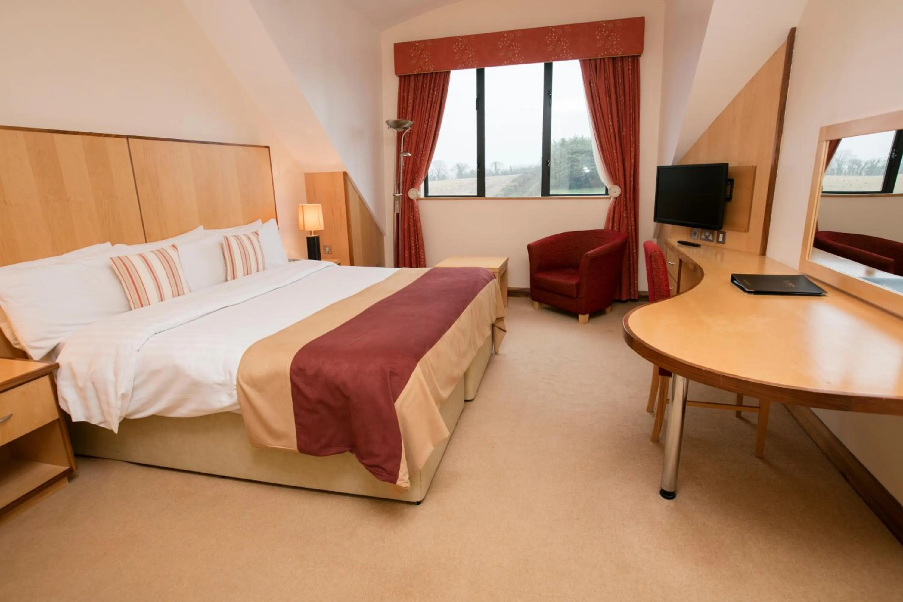 Bed in La Mon Hotel & Country Club