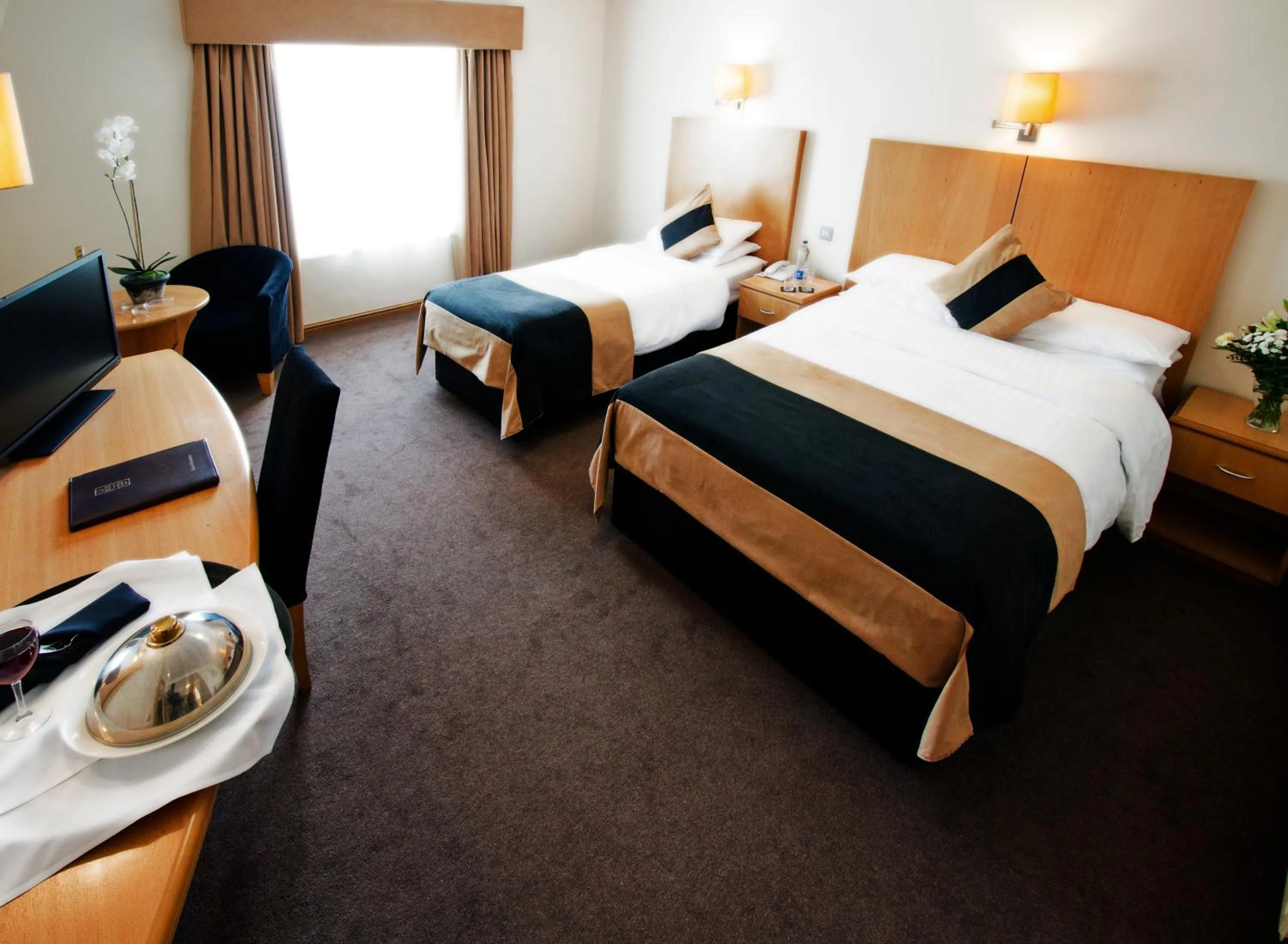 Bed in La Mon Hotel & Country Club