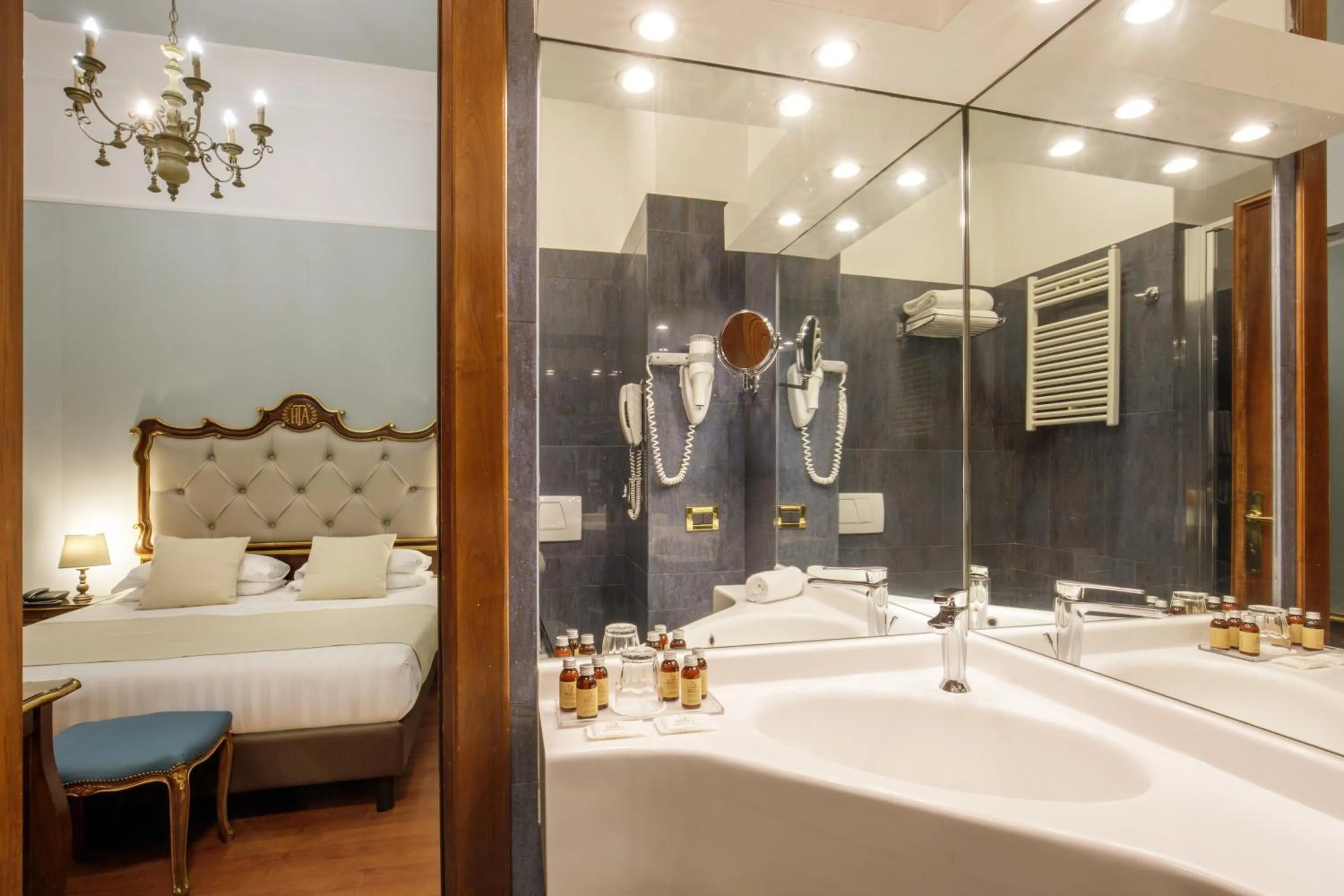 Bathroom, Bed in Hotel Della Torre Argentina