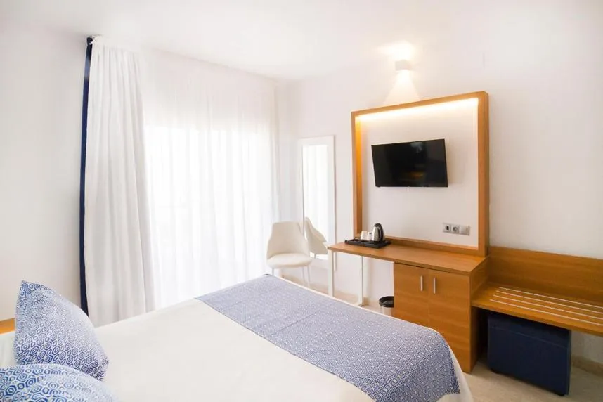 Bedroom, Bed in Ibersol Torremolinos Beach