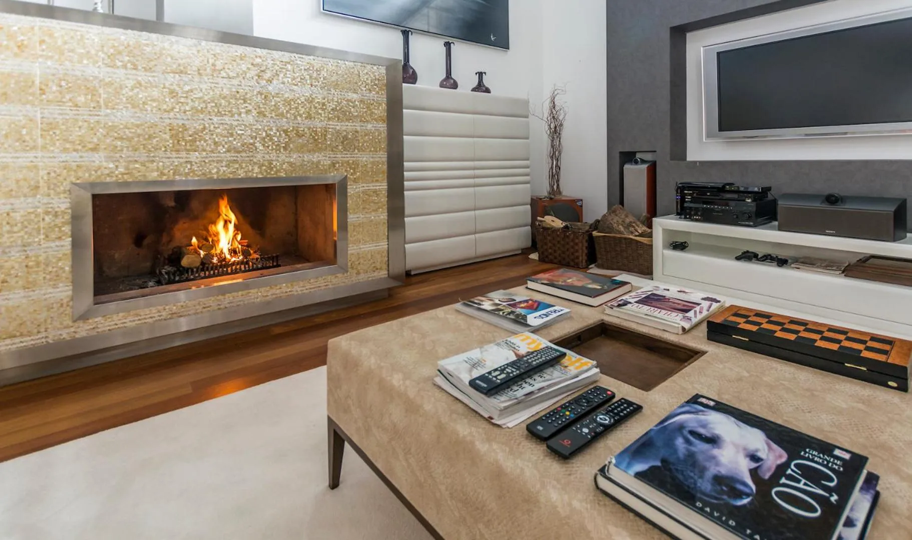 Communal lounge/ TV room in Cascais Casa Laranja Guesthouse