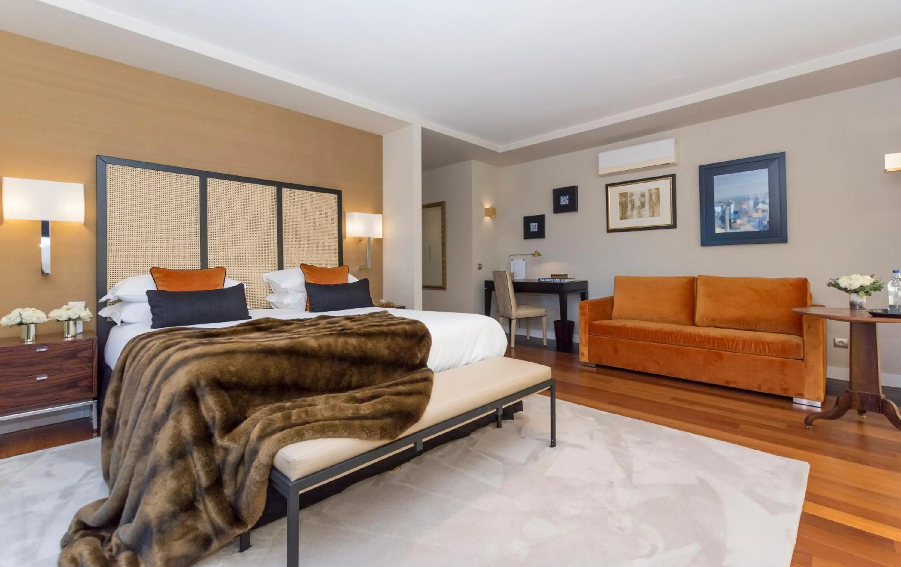 Photo of the whole room, Bed in Cascais Casa Laranja Guesthouse