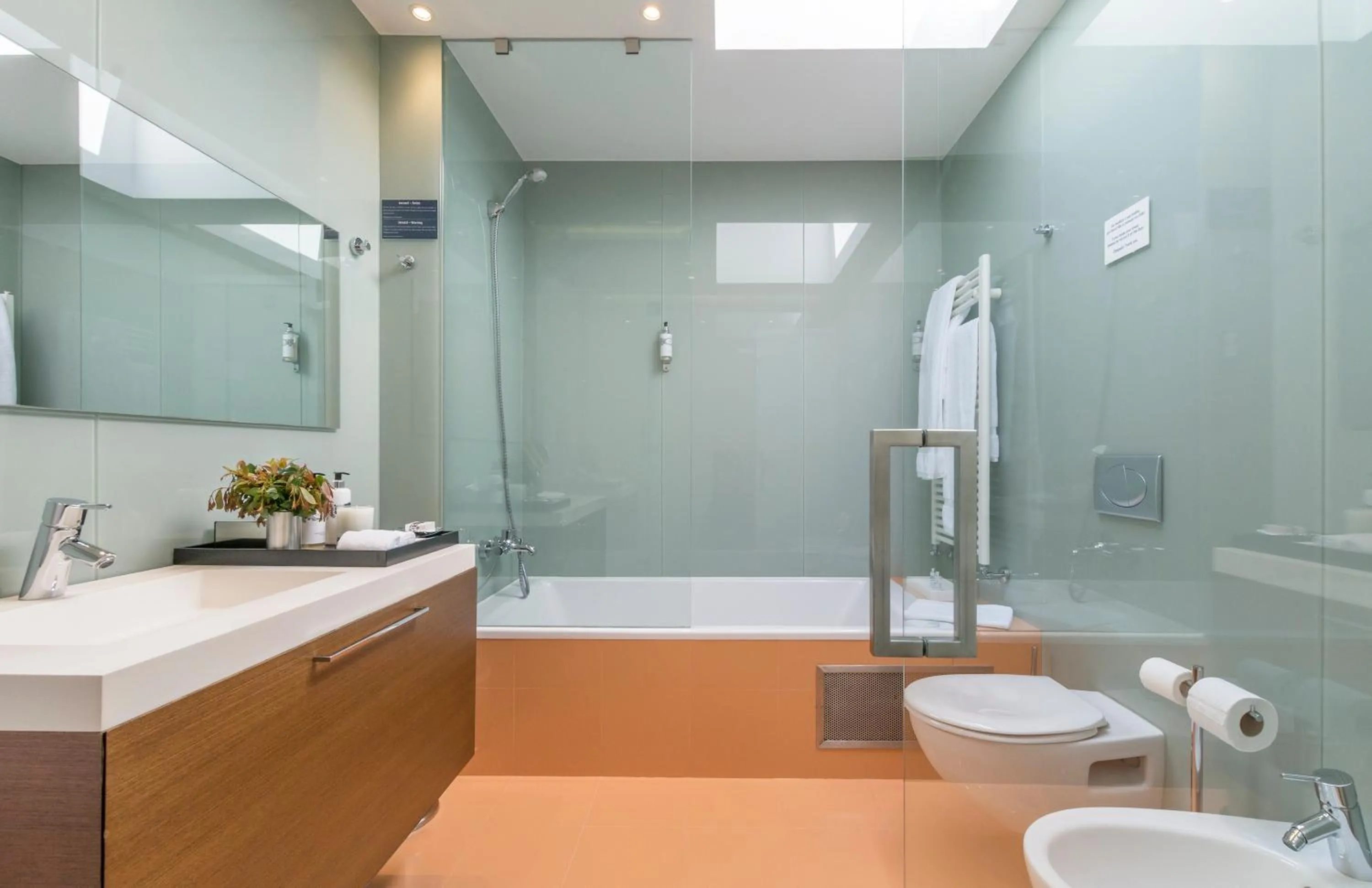 Bathroom in Cascais Casa Laranja Guesthouse