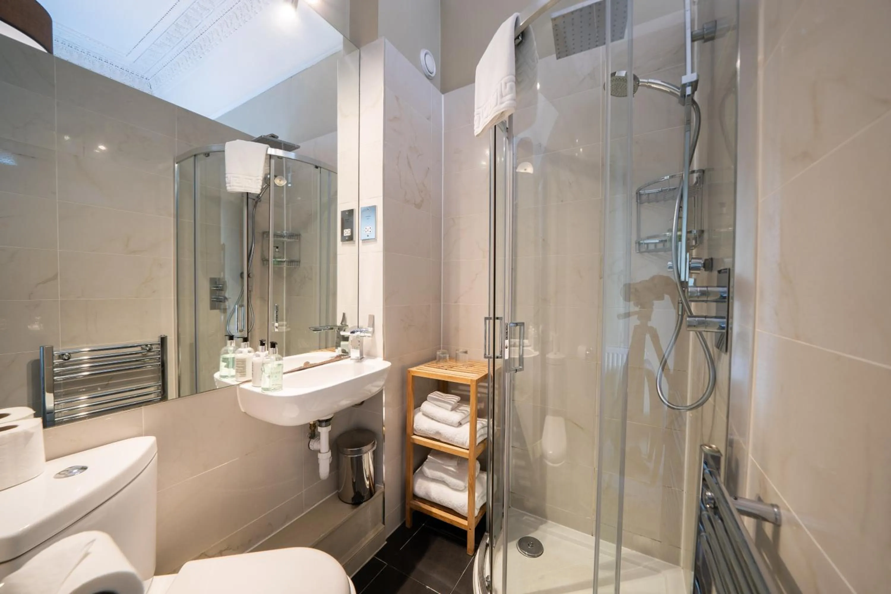 Shower in No11 Boutique Hotel & Brasserie