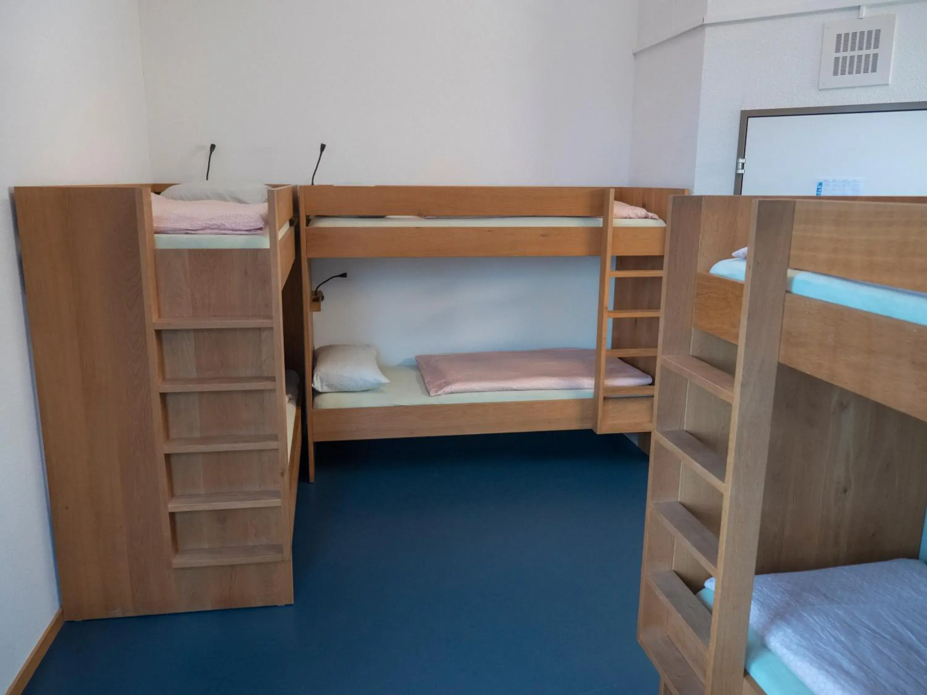 Bed in 6-Bed Dormitory Room in Zug Youth Hostel Bed in 6-Bed Dormitory Room in Zug Youth Hostel