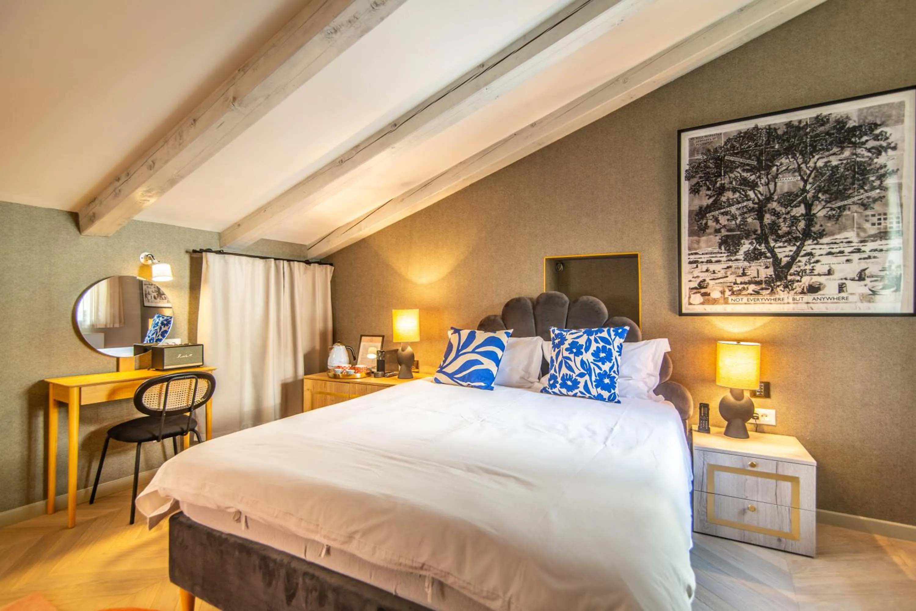 Seating area, Bed in The Melegran