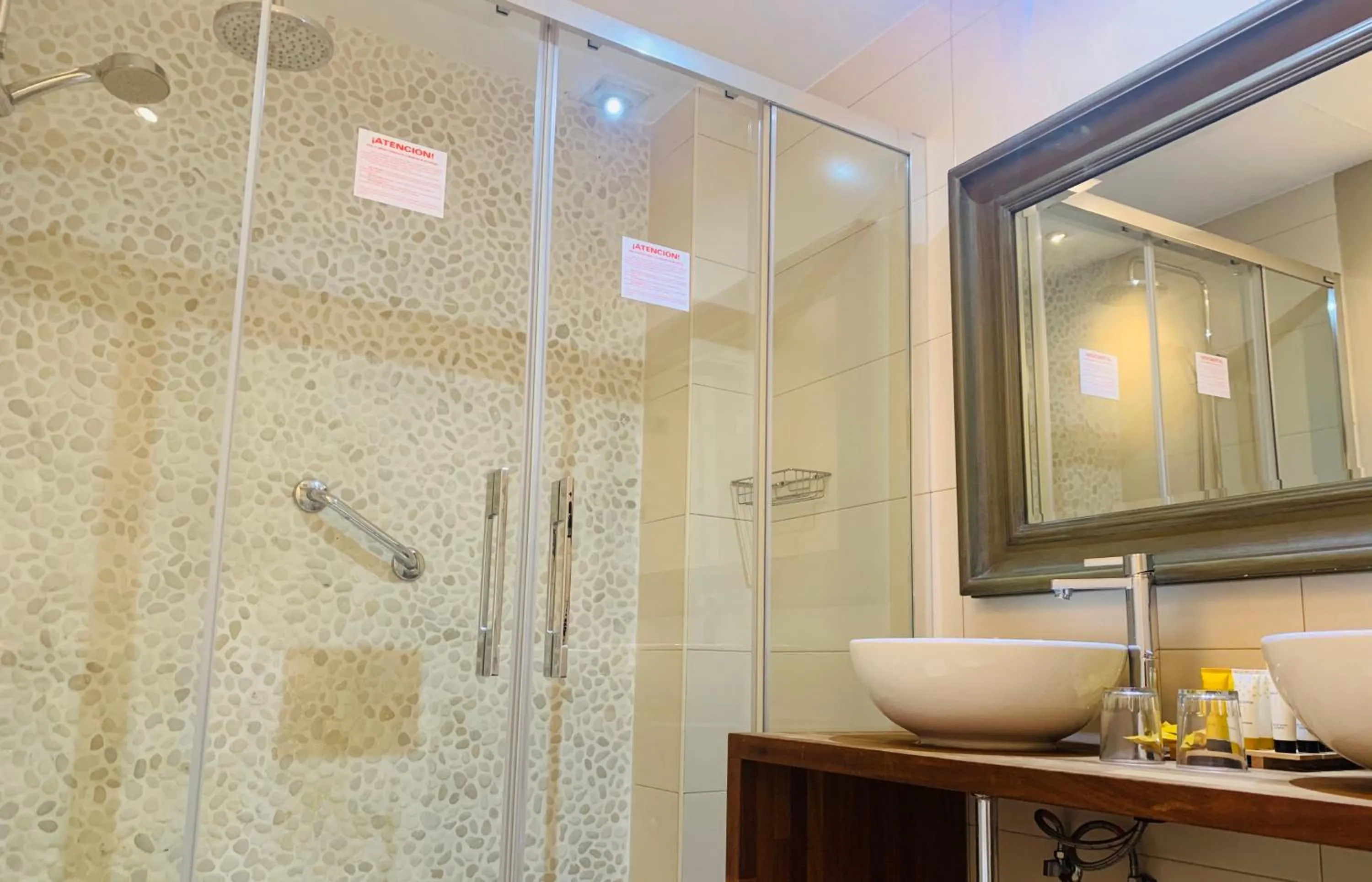 Shower in Alda Apartamentos Muralla de Toledo