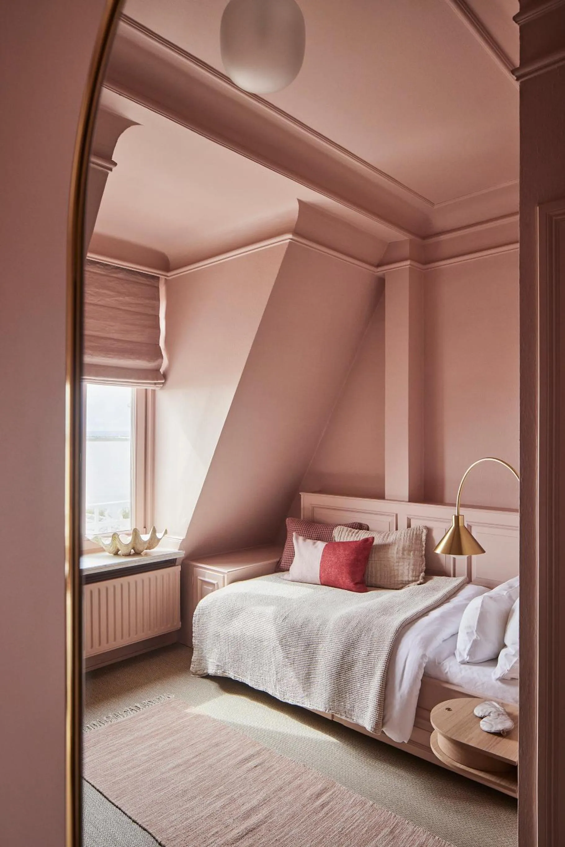 Photo of the whole room, Bed in stilwerk Strandhotel Blankenese