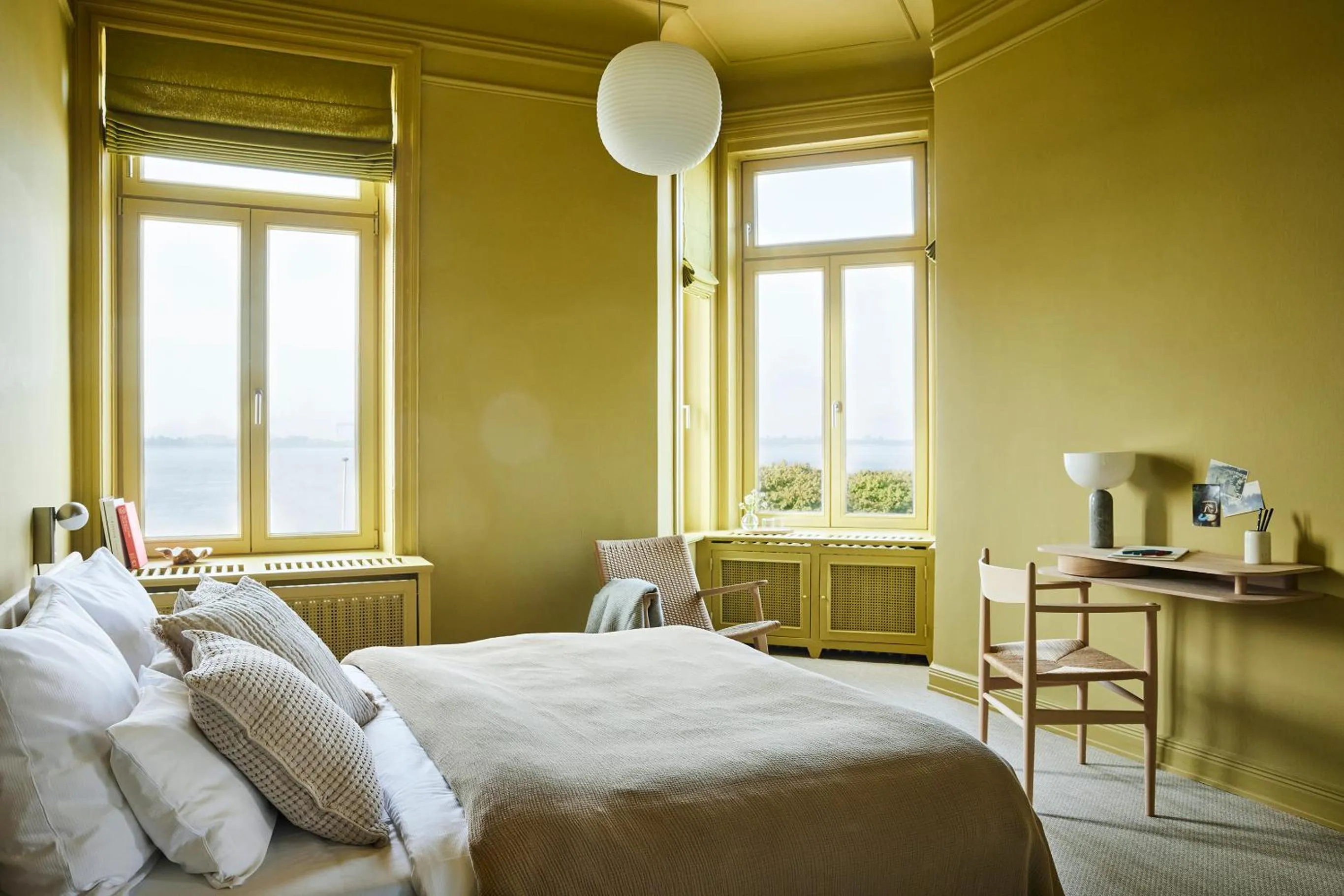 Photo of the whole room, Bed in stilwerk Strandhotel Blankenese