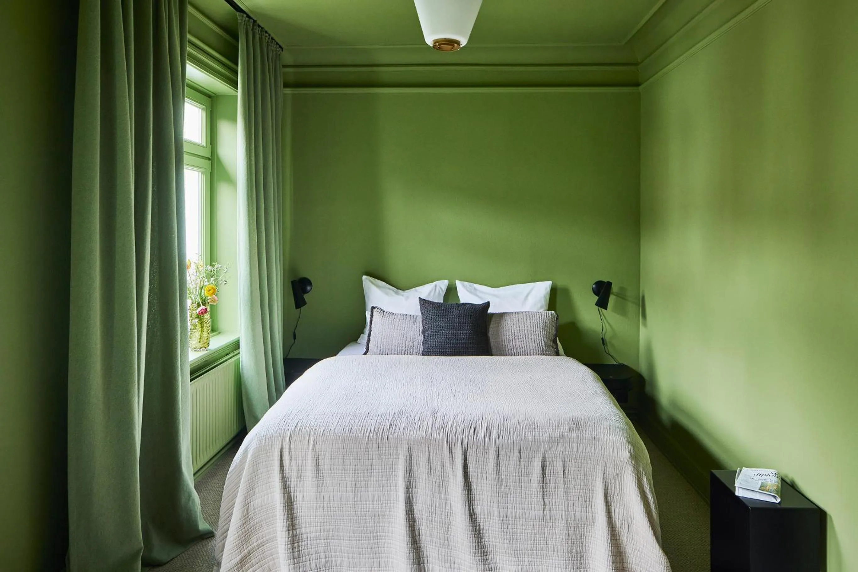 Photo of the whole room, Bed in stilwerk Strandhotel Blankenese