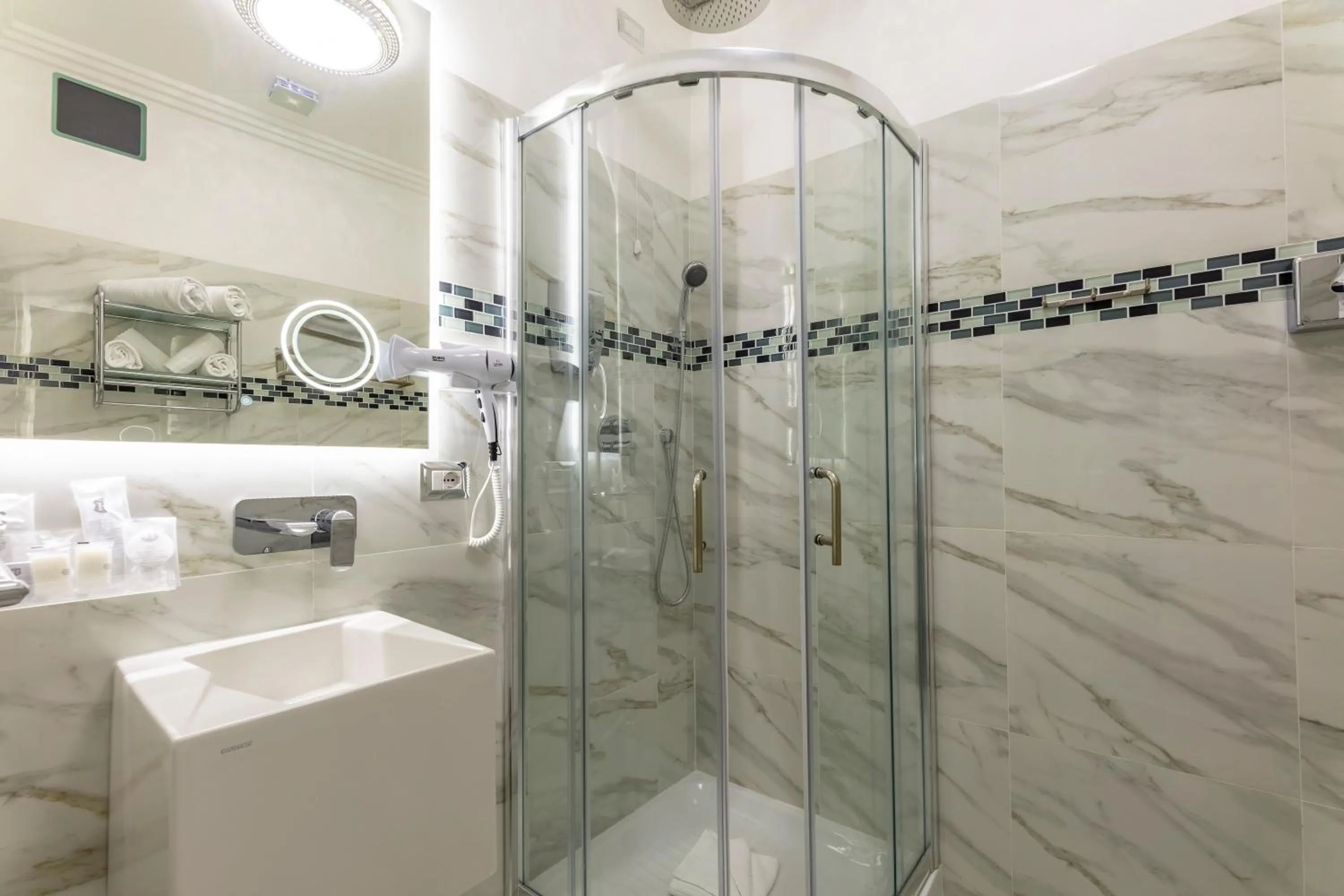 Shower in THE ONE Boutique Hotel & SPA Rome