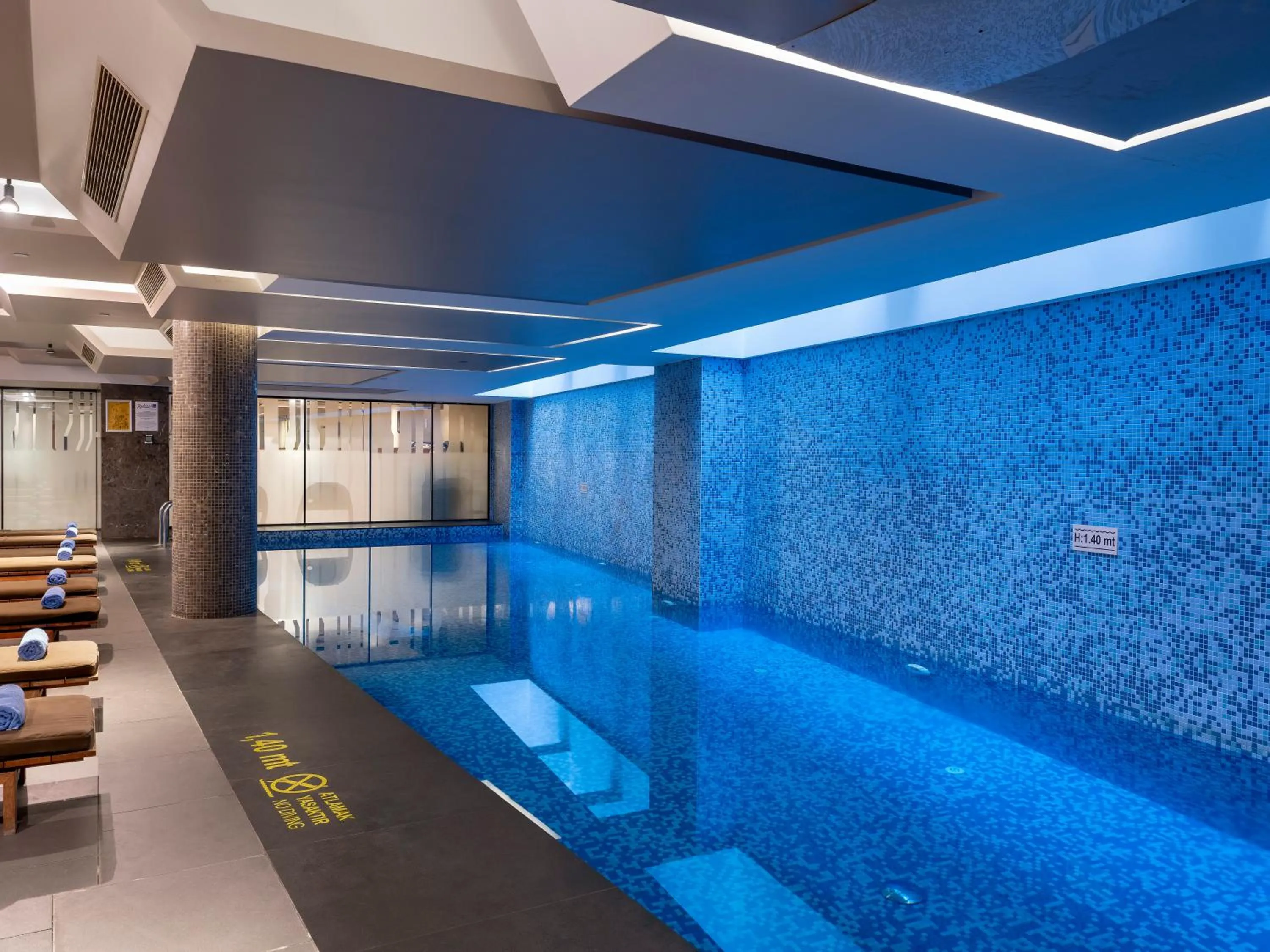 Swimming pool in Radisson Blu Hotel Istanbul Asia