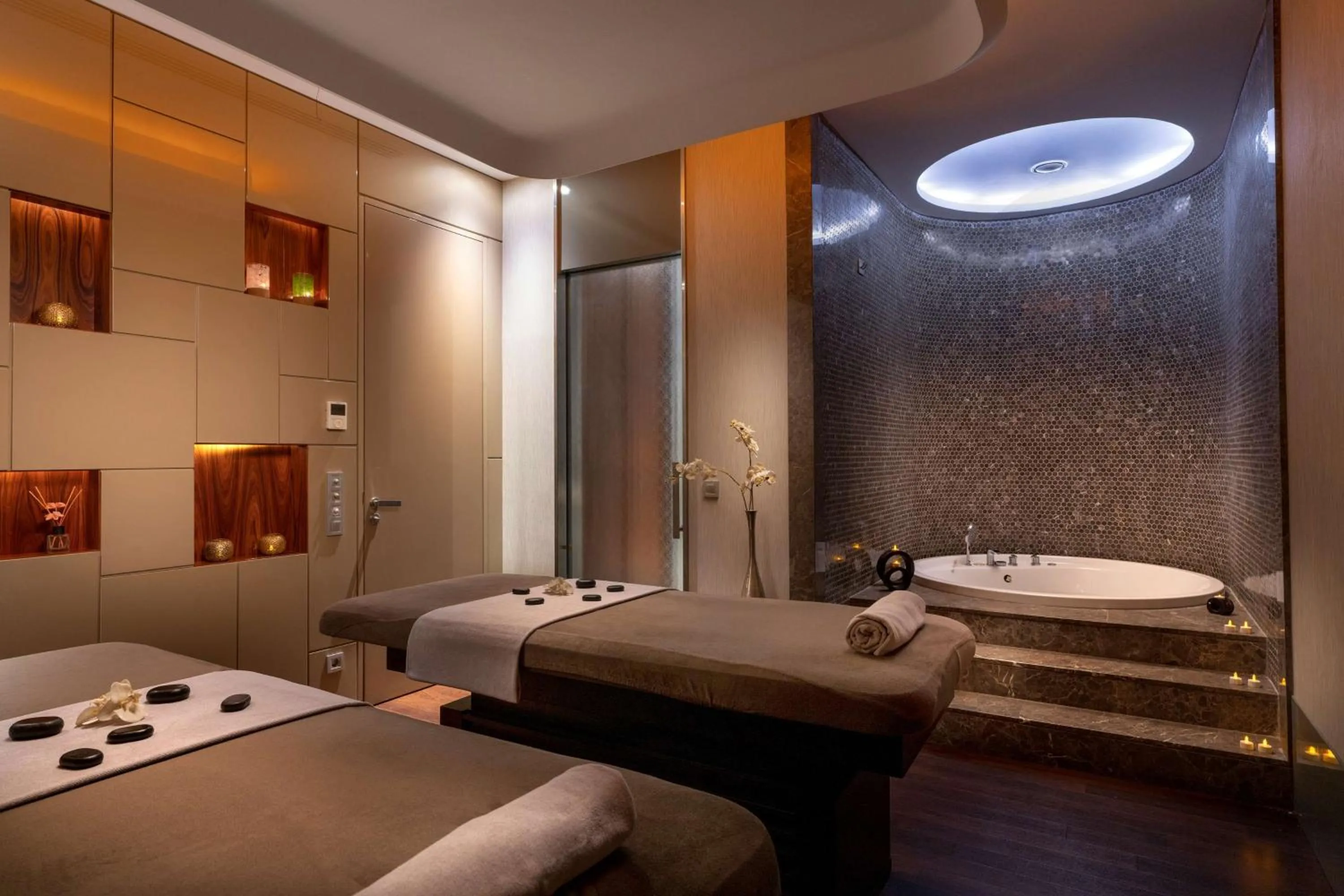Hot Tub, Bed in Radisson Blu Hotel Istanbul Asia