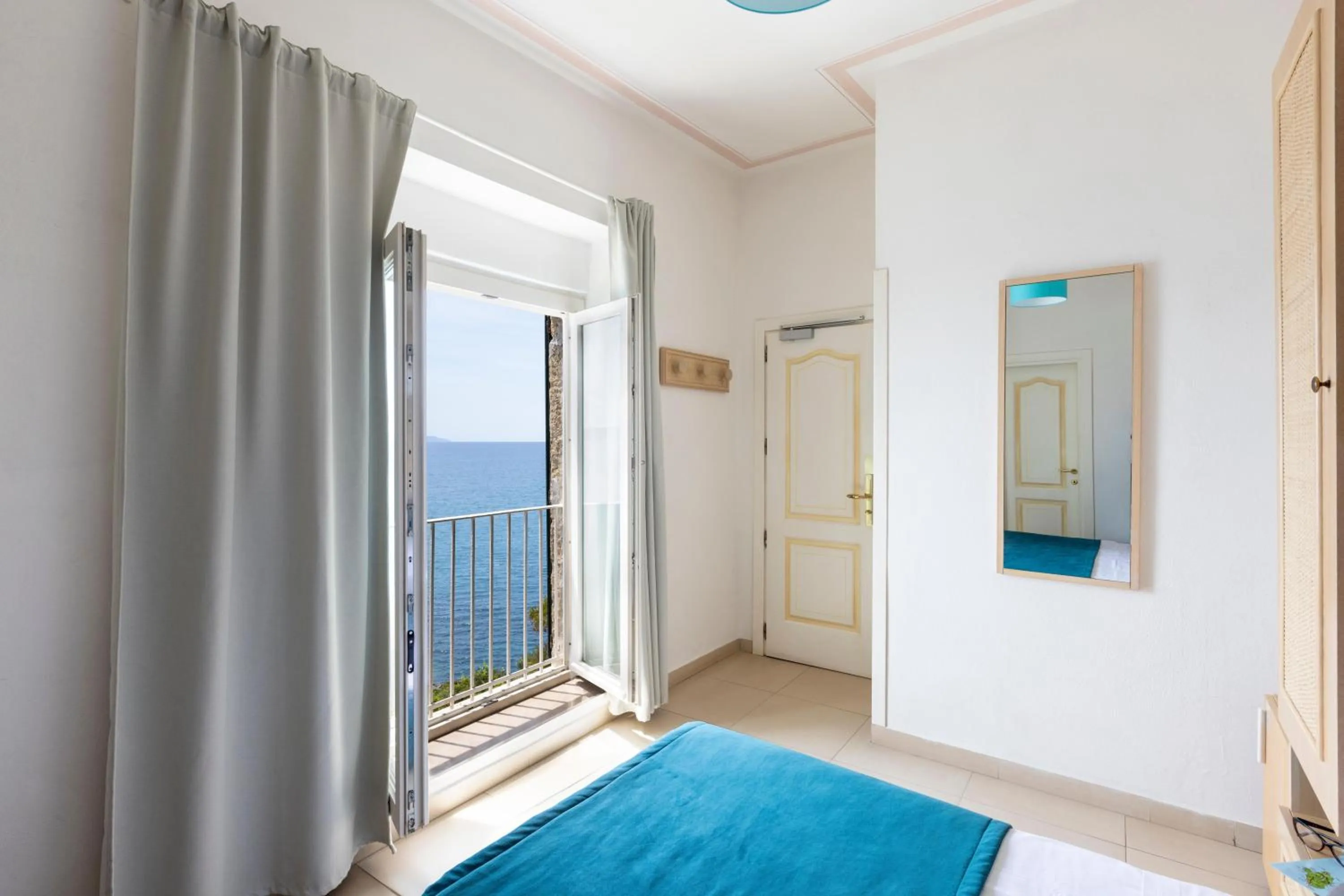 Photo of the whole room in Hotel Capo D'Uomo