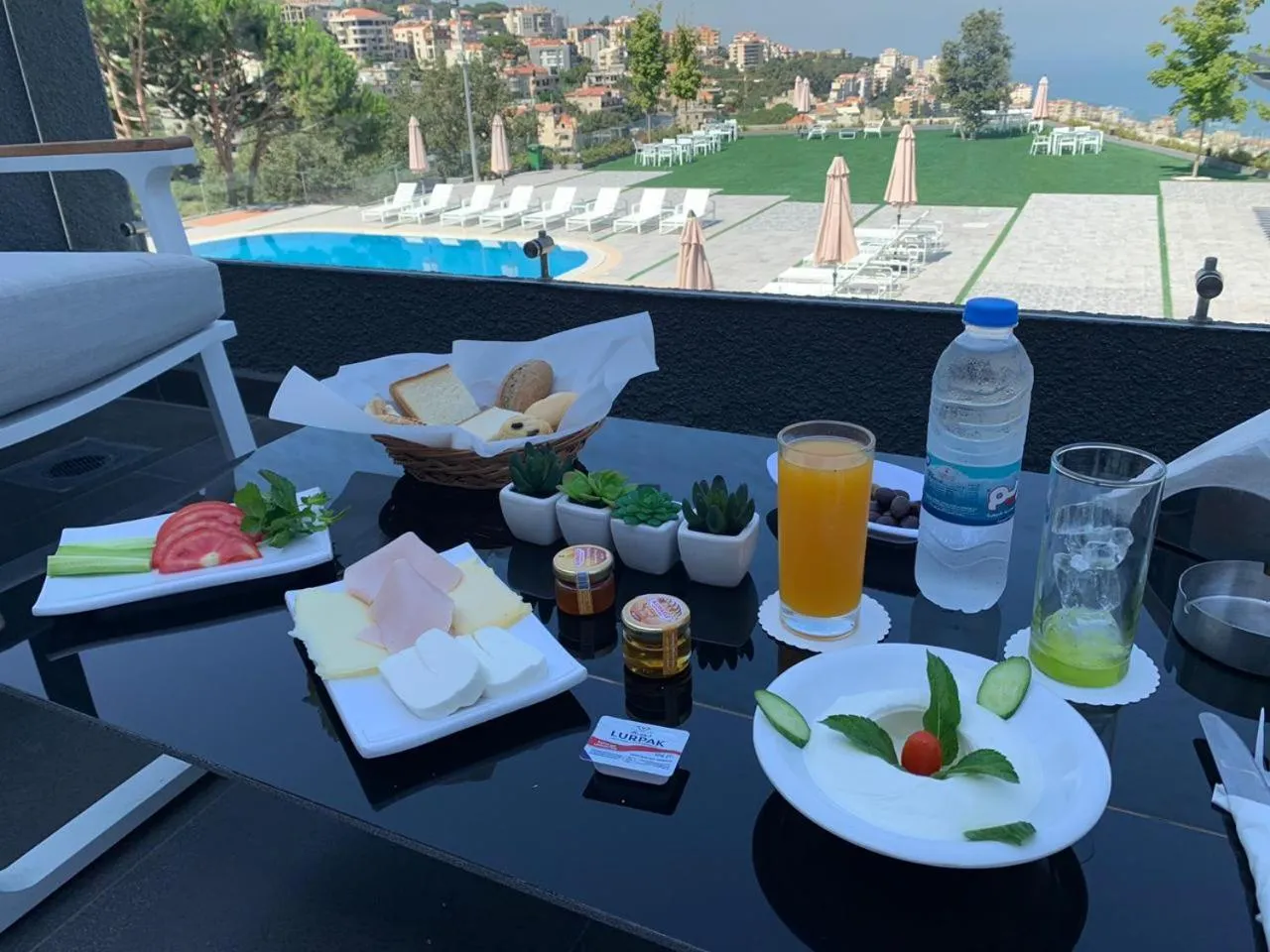 Restaurant/places to eat in Le Pave Hotel