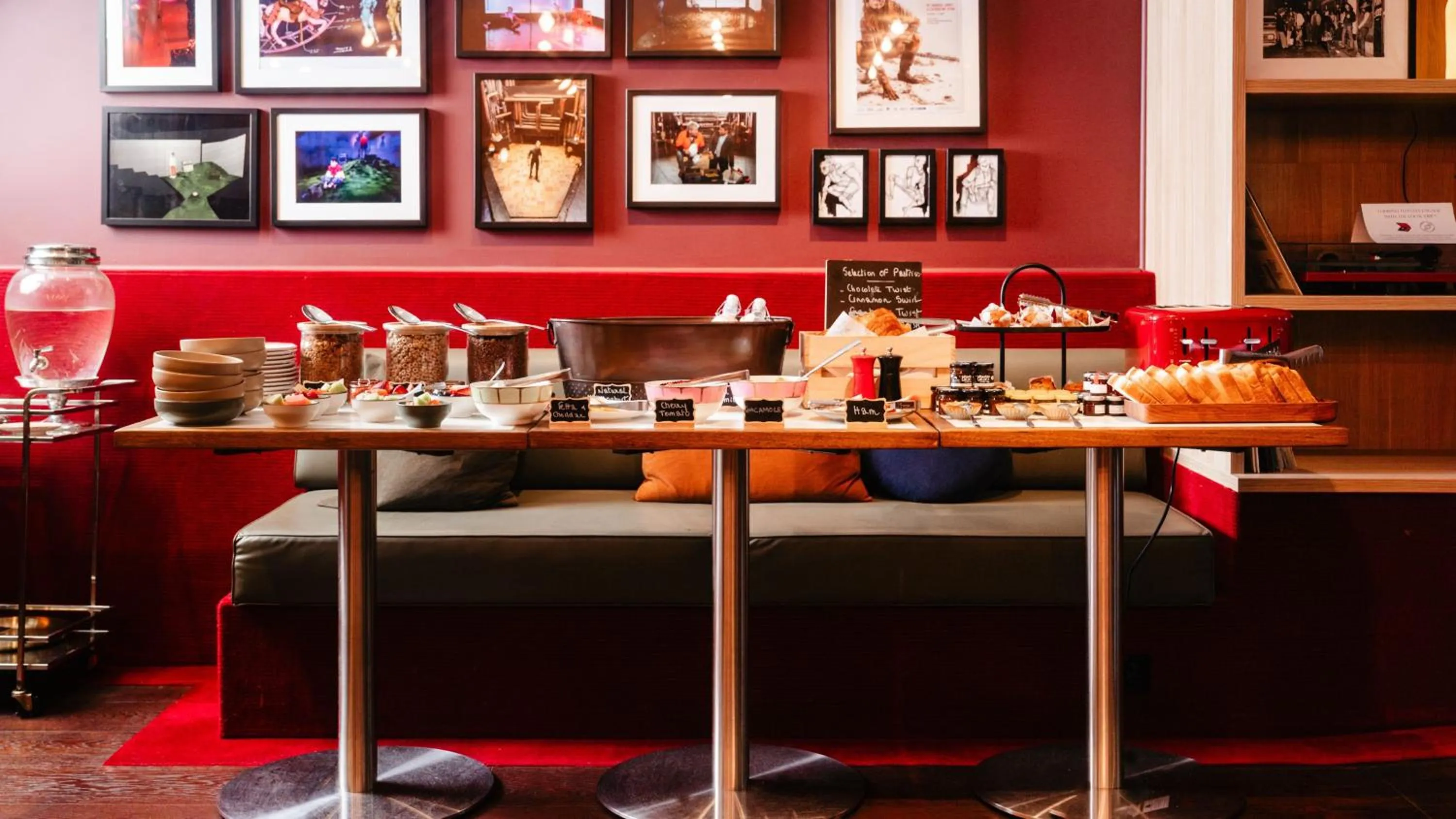 Restaurant/places to eat in Hotel Indigo Sydney Potts Point by IHG