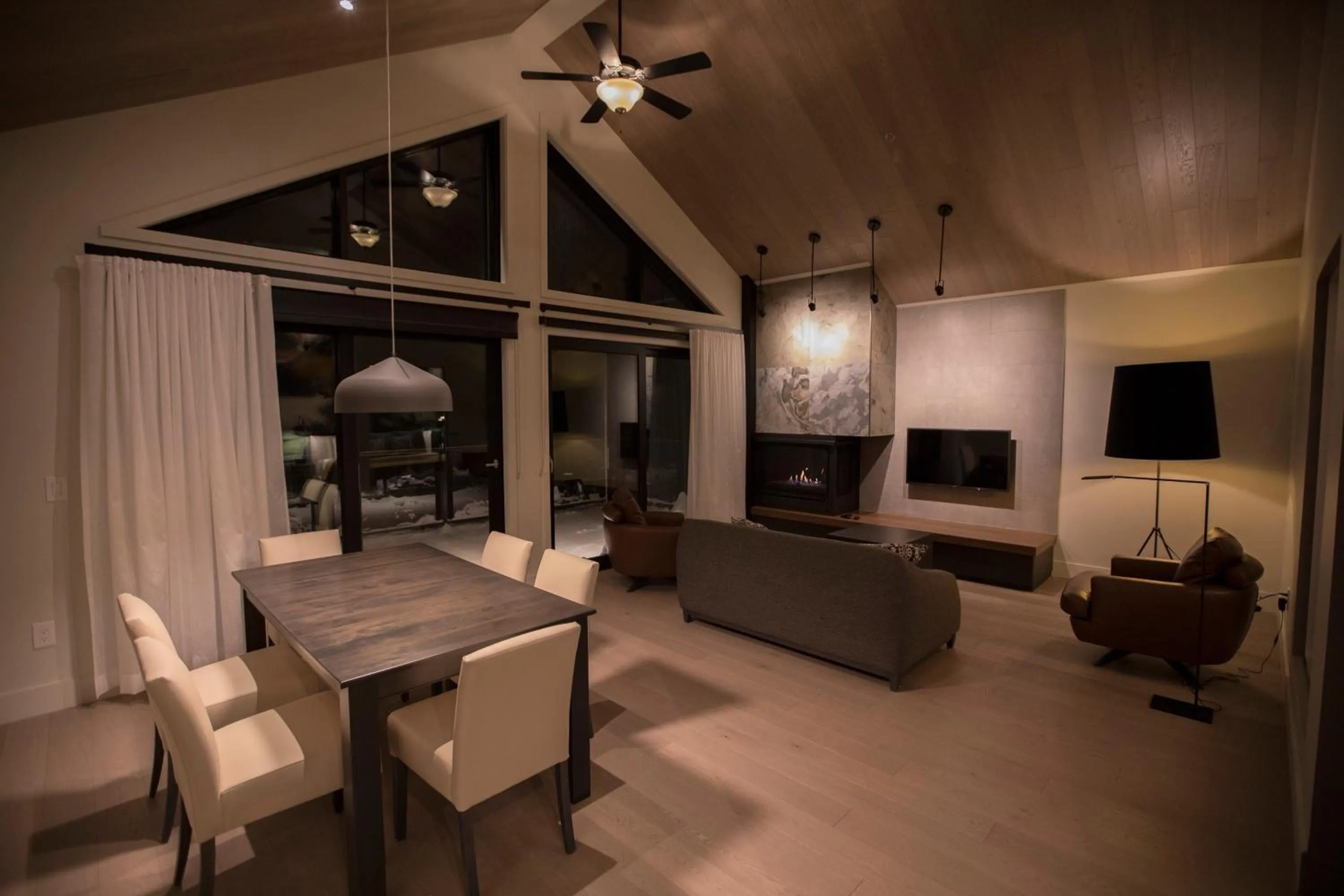 TV and multimedia in Kinipi Spa Nordique & Hebergement