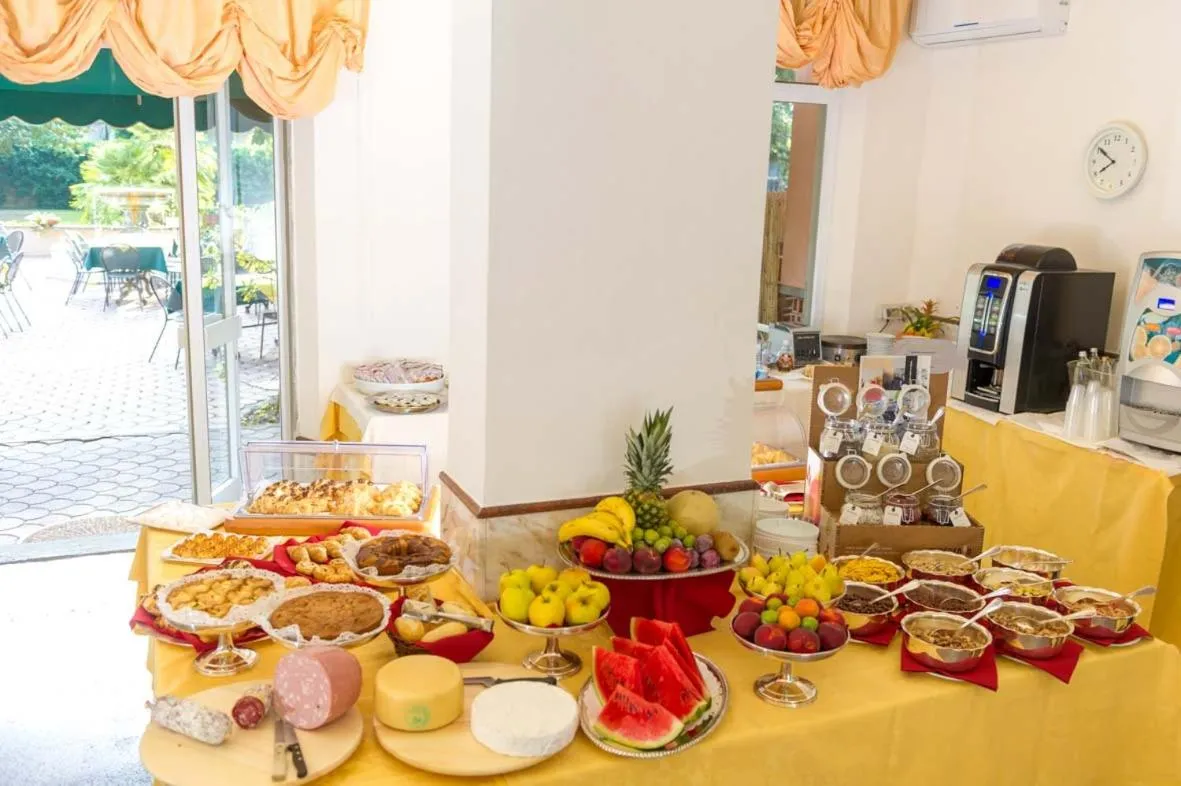 Buffet breakfast in Albergo Battelli Only Adults
