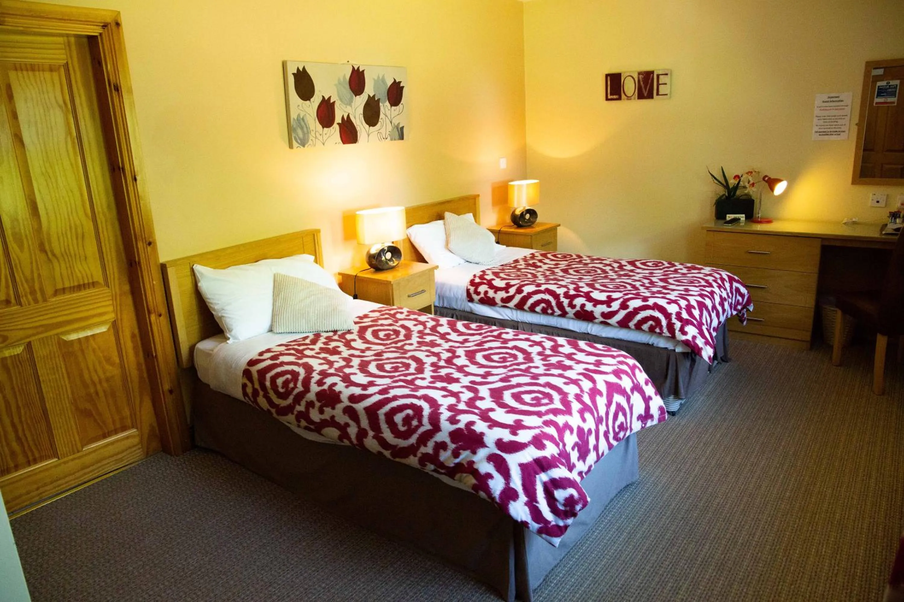 Photo of the whole room, Bed in Groarty House/Manor