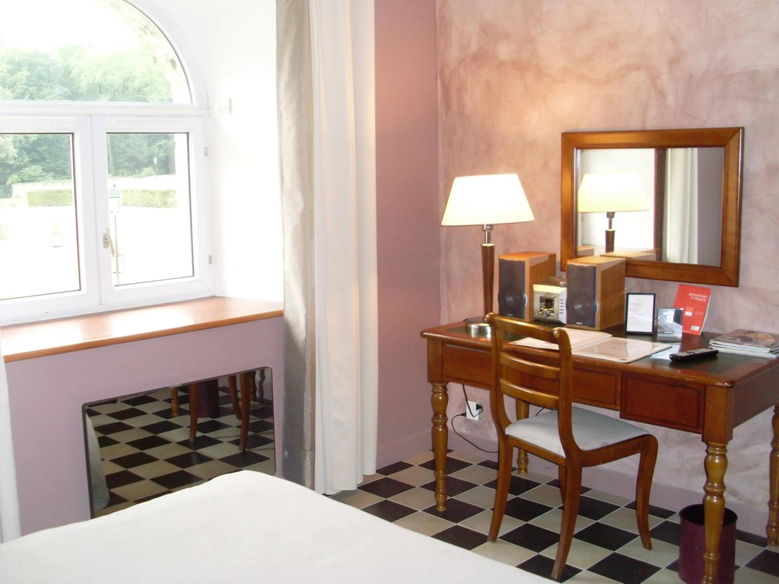 Seating area, Bed in Auberge du Manet