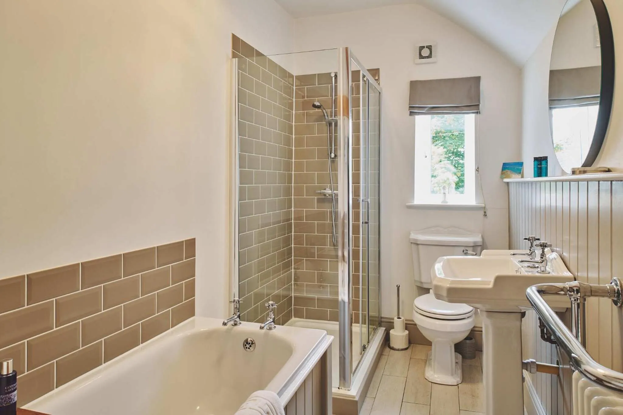 Bathroom in Rathbone Cottage - Pets Stay for Free