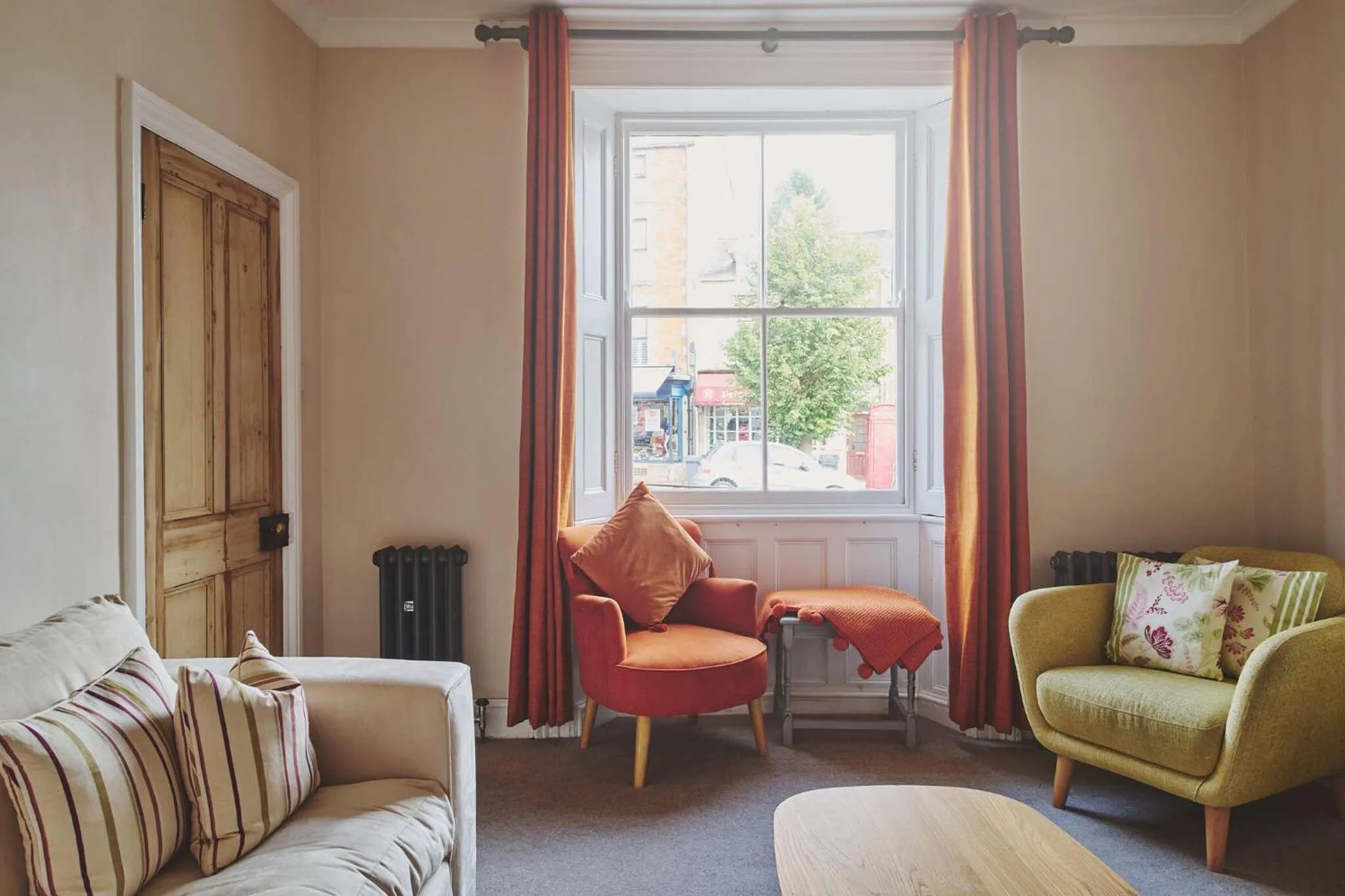 Living room in Rathbone Cottage - Pets Stay for Free