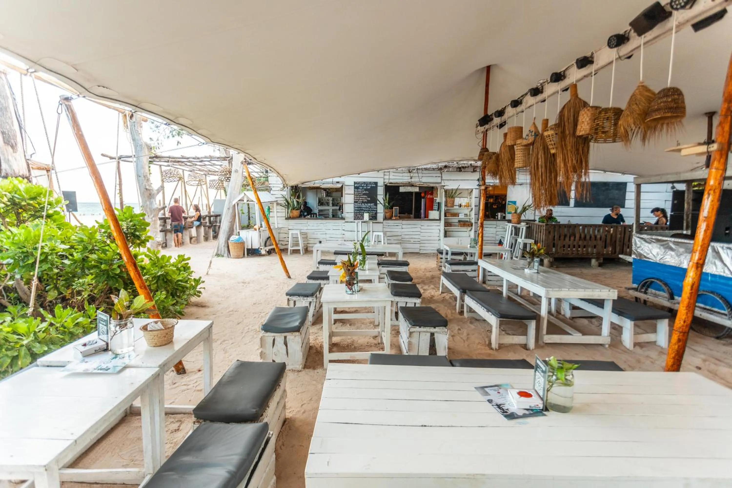 Restaurant/places to eat in B4 Beach Club