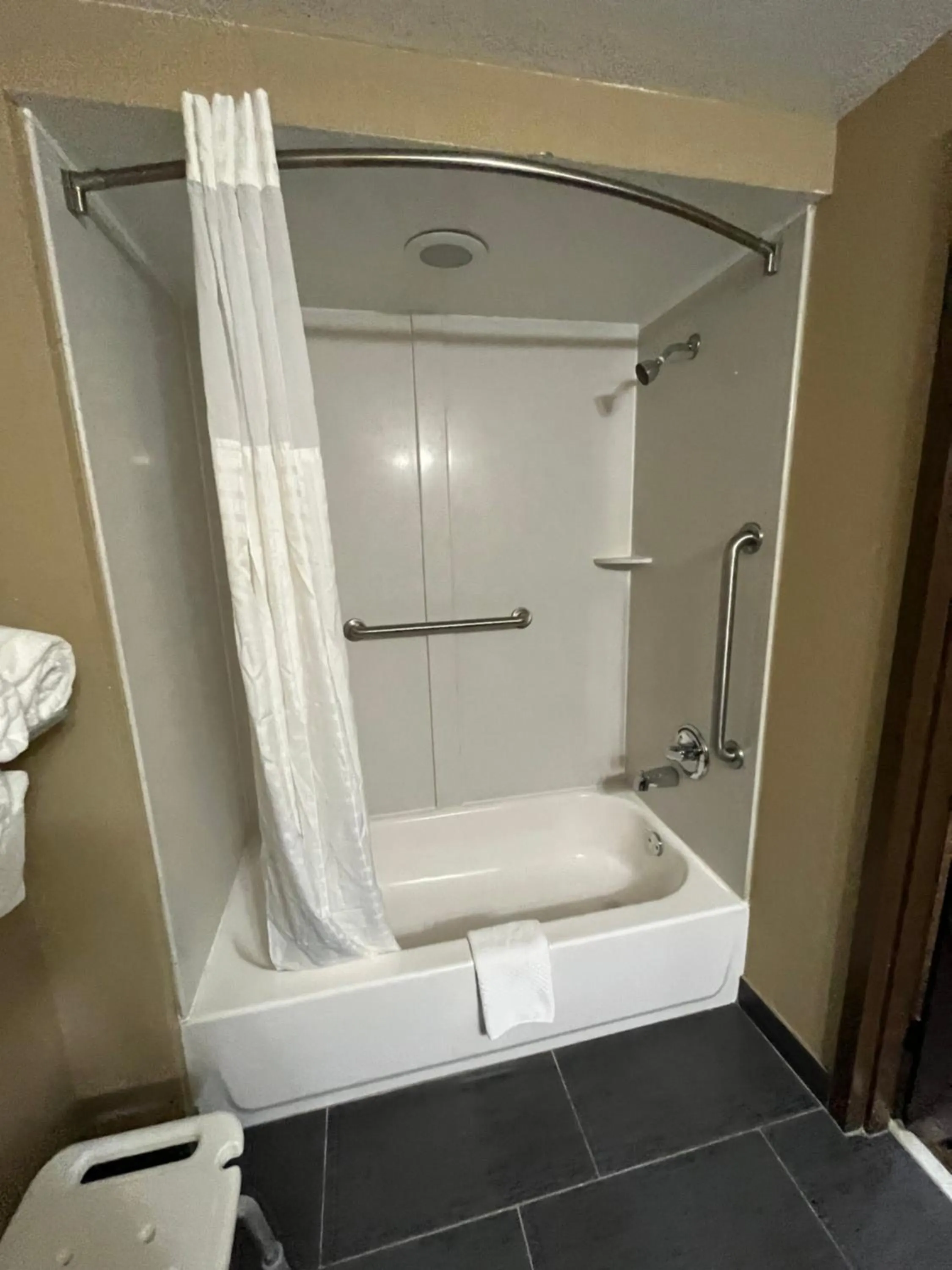 Bathroom in Quality Suites Graham - Burlington South