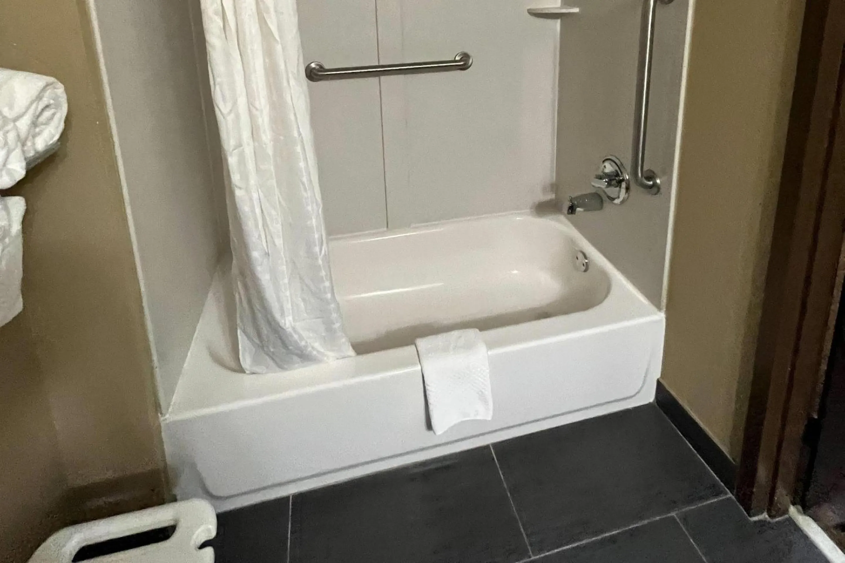 Bedroom in Quality Suites Graham - Burlington South