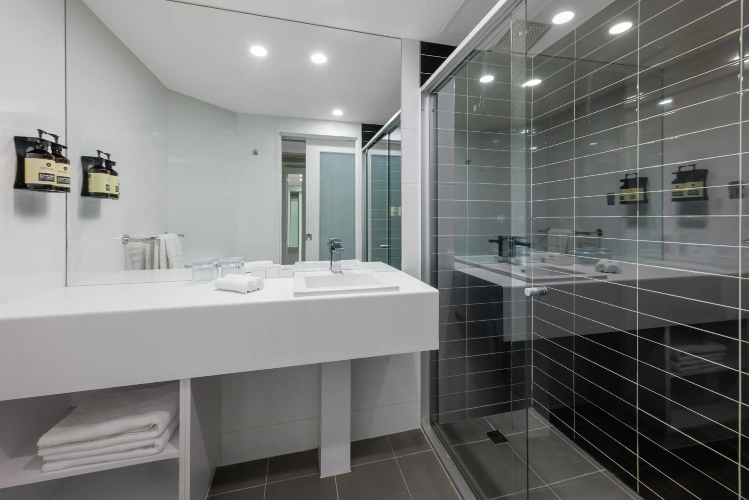 Shower in Hotel Grand Chancellor Brisbane