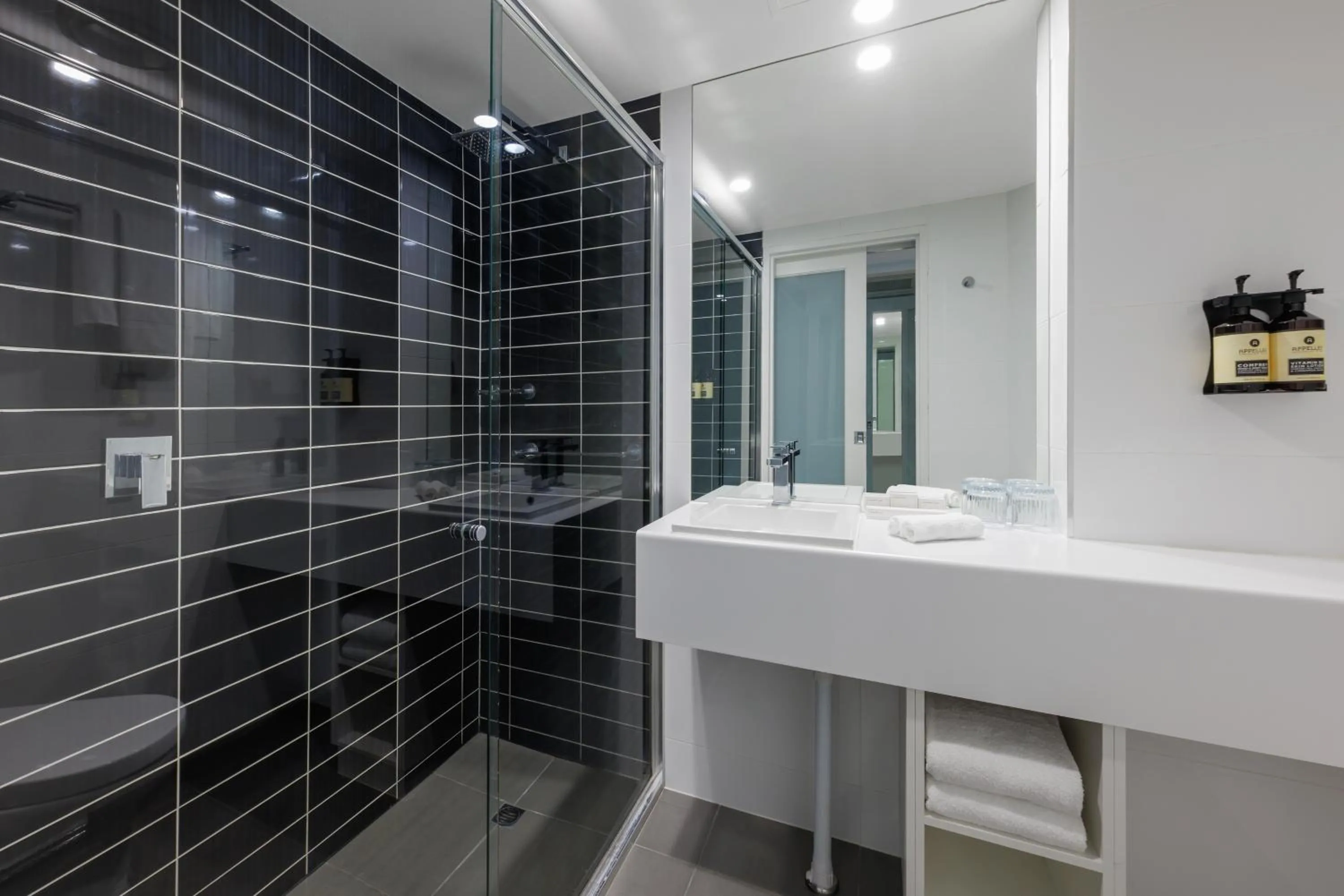 Shower in Hotel Grand Chancellor Brisbane