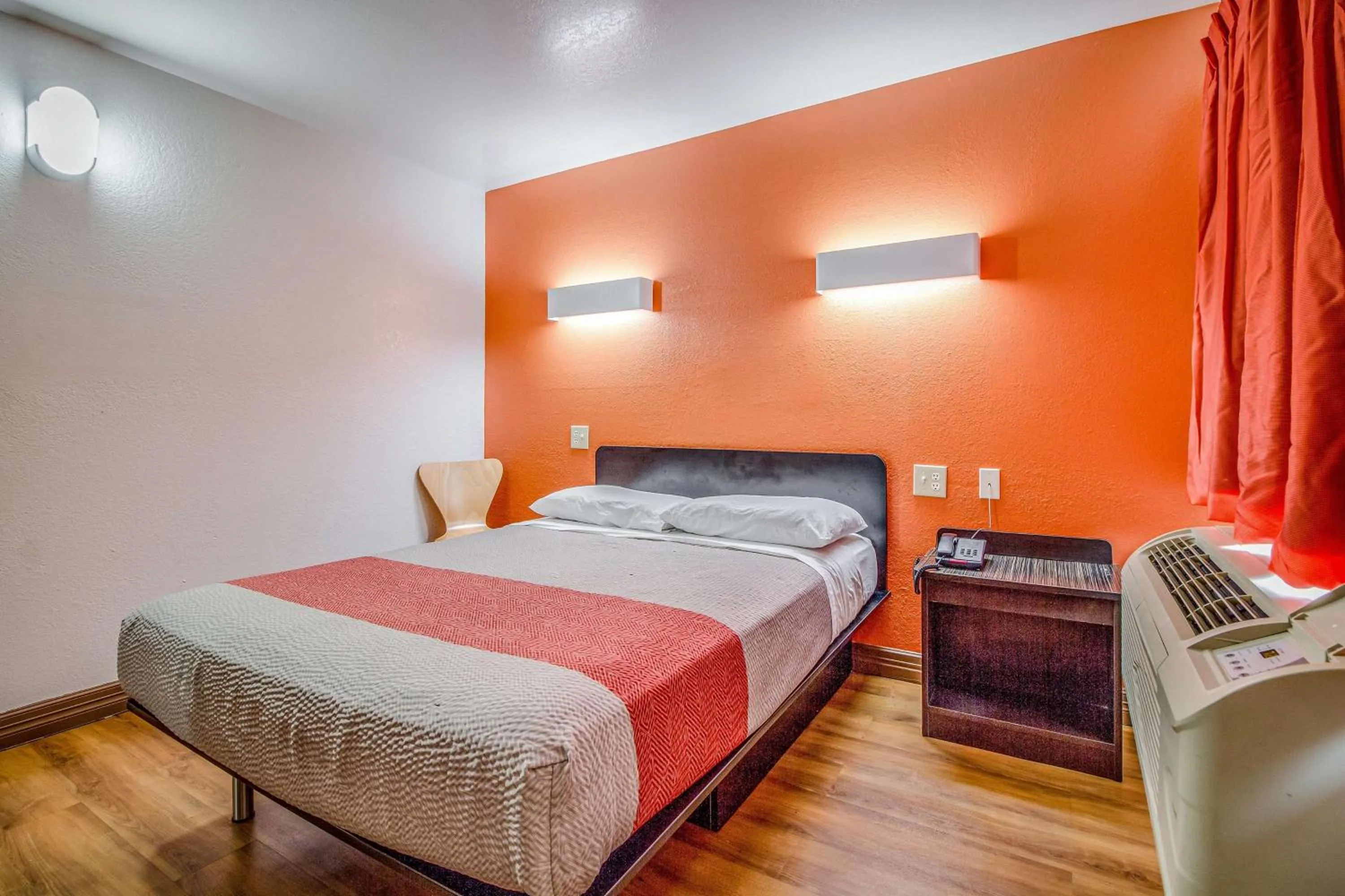 Queen Room - Disability Access - Non-Smoking in Motel 6-Conroe, TX