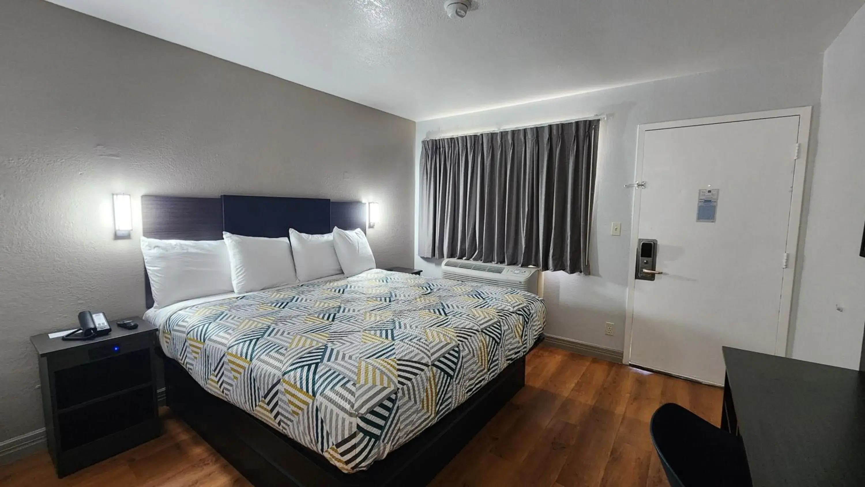 Deluxe King Room - Non-Smoking in Motel 6-Conroe, TX Deluxe King Room - Non-Smoking in Motel 6-Conroe, TX