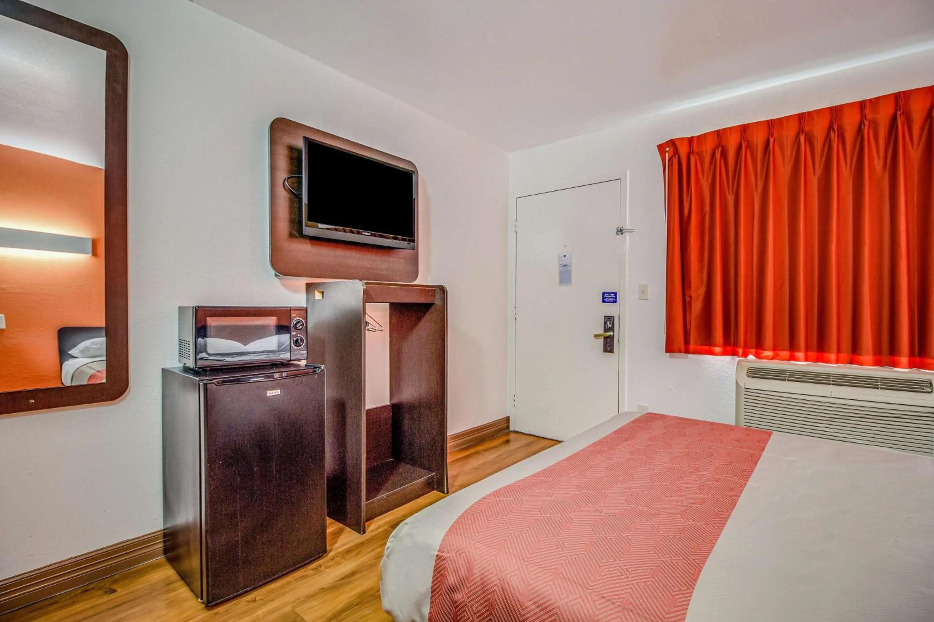 Photo of the whole room, Bed in Motel 6-Conroe, TX