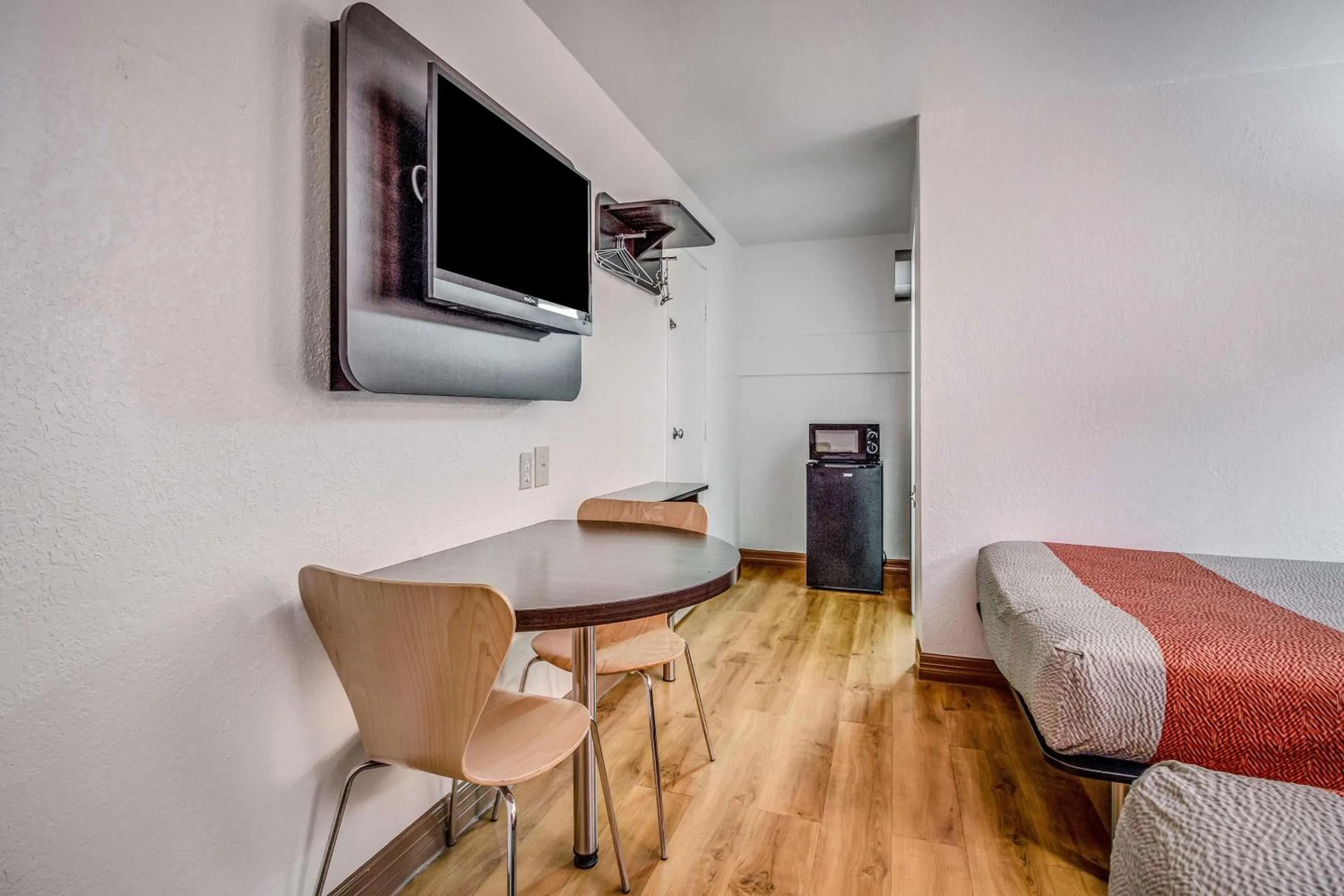 Photo of the whole room, Bed in Motel 6-Conroe, TX