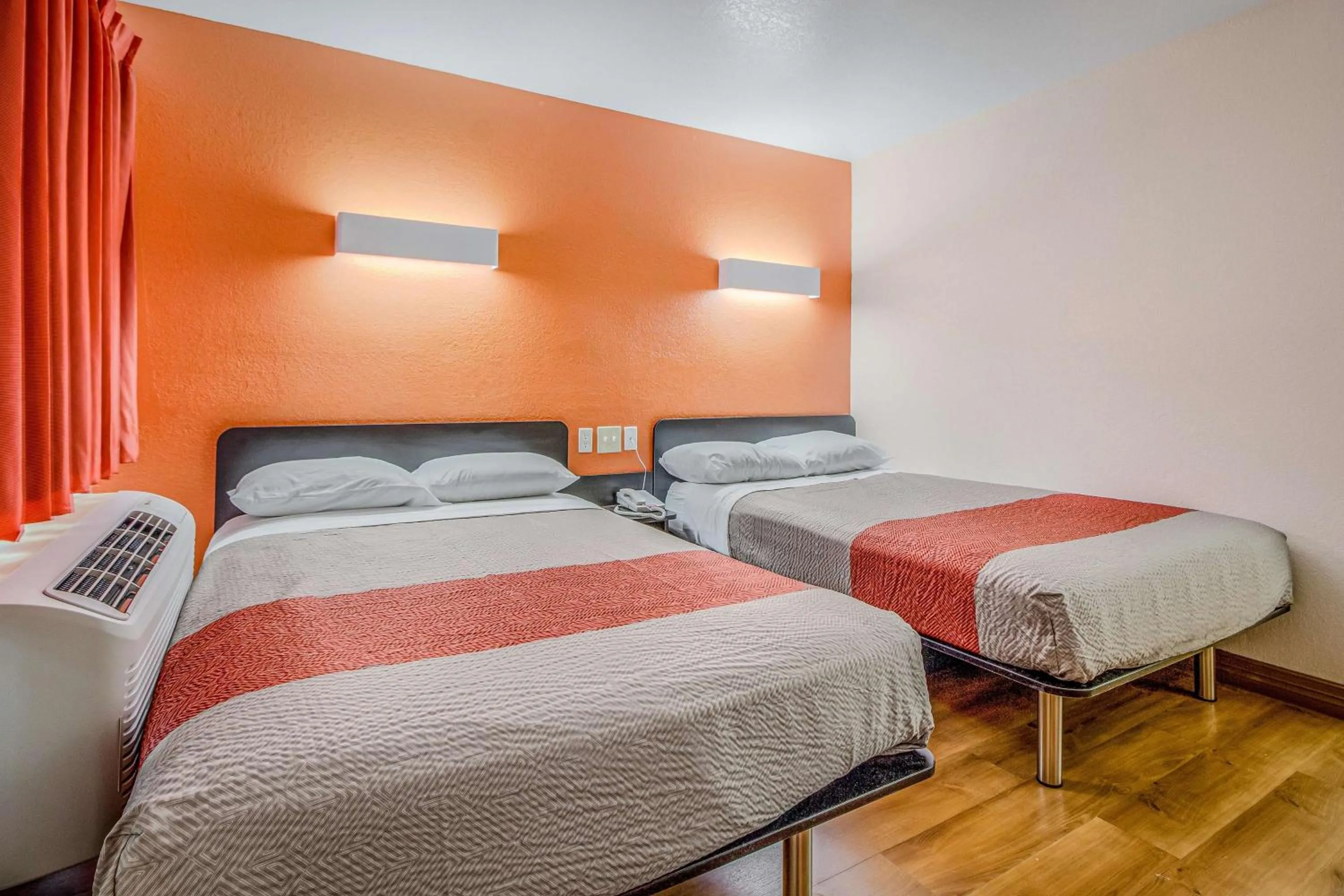 Photo of the whole room, Bed in Motel 6-Conroe, TX