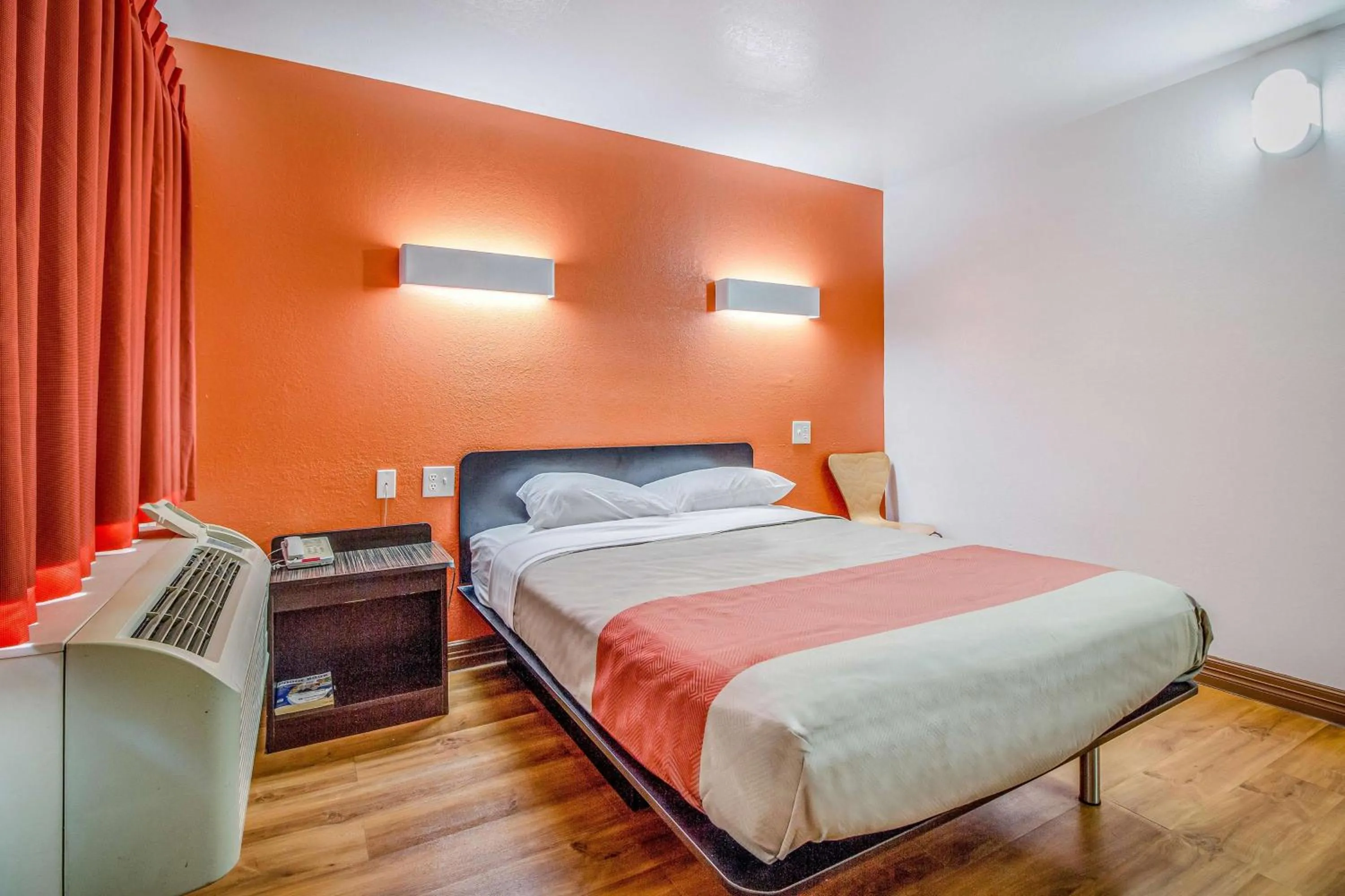 Photo of the whole room, Bed in Motel 6-Conroe, TX