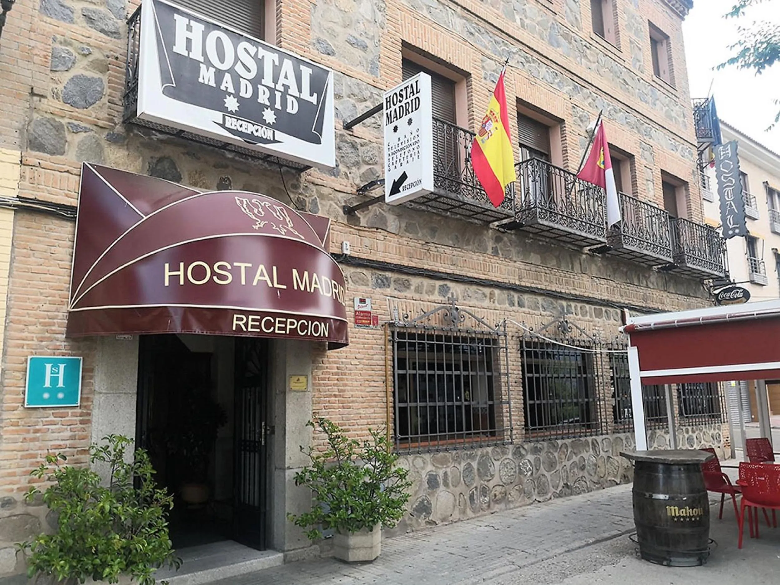 Facade/entrance in Hostal Madrid