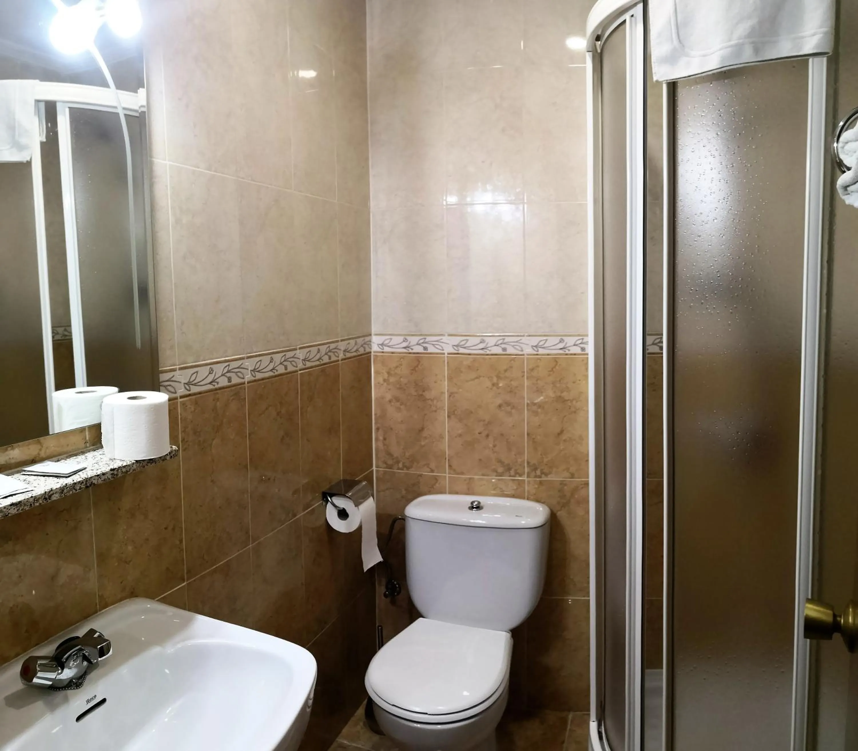 Shower in Hostal Madrid